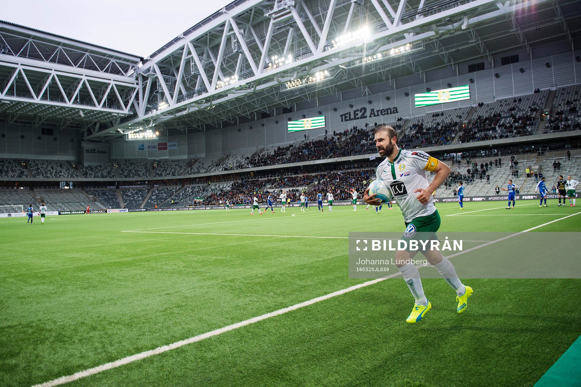Hammarbys Kennedy Bakircioglu hämtar bollen för en hörna