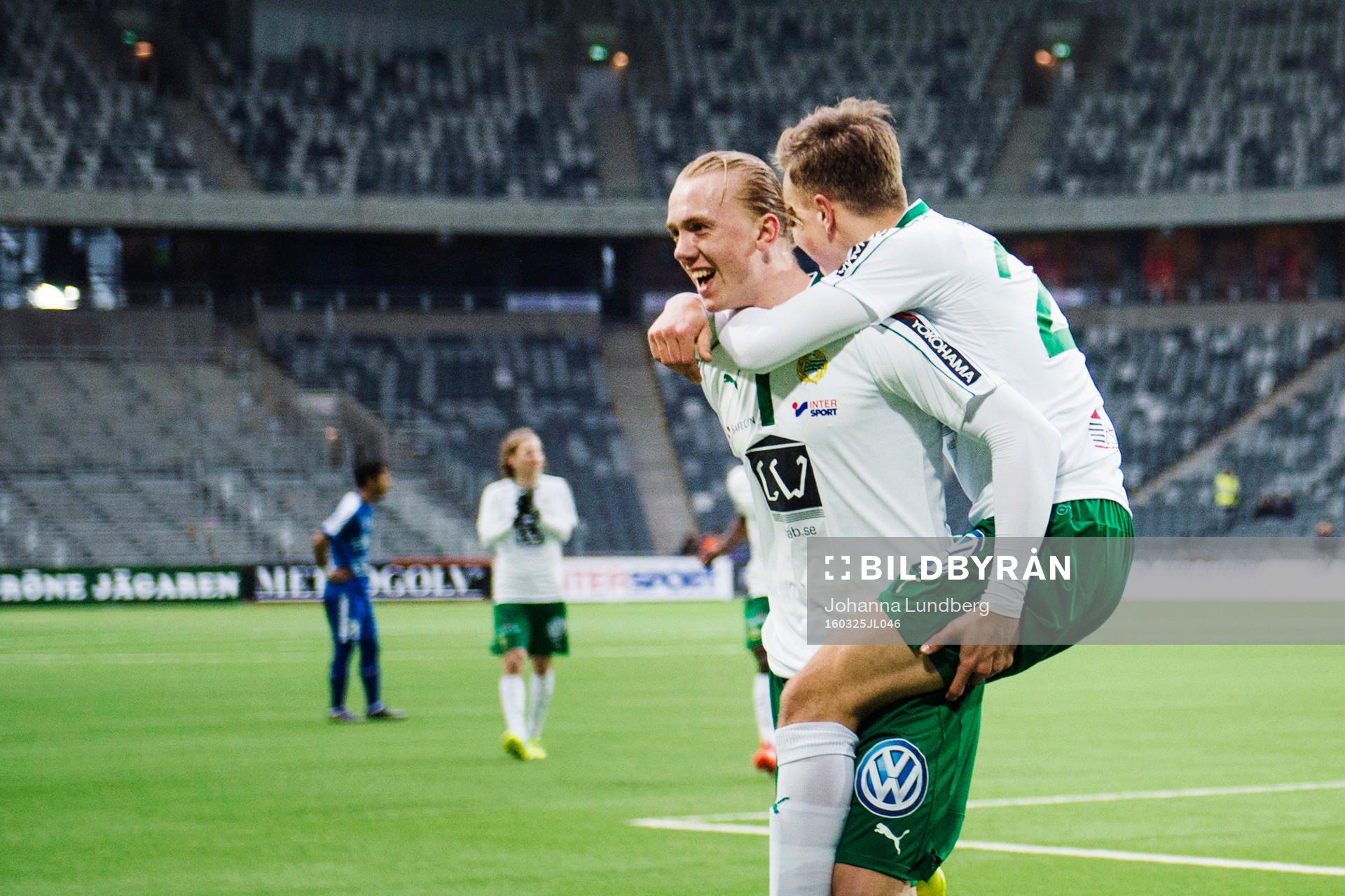 Hammarbys Isac Lidberg (tv) jublar med Dusan Jajic efter att han har gjort 2-1 under en träningsmatch i fotboll mellan Hammarby och Esteghlal den 25 mars 2016 i Stockholm.