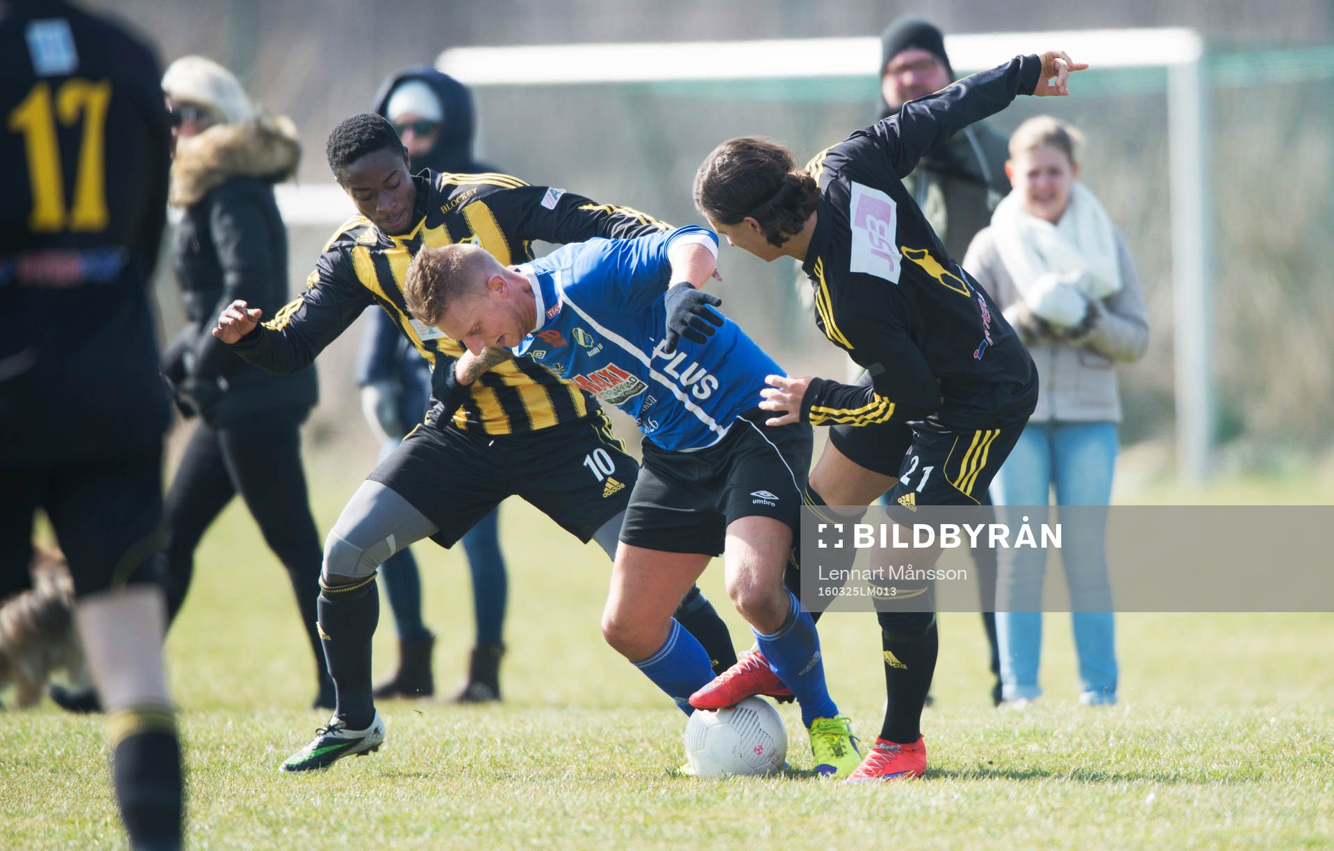 IFK Hässleholms Kojo Annor och Mert Yanev stoppar en