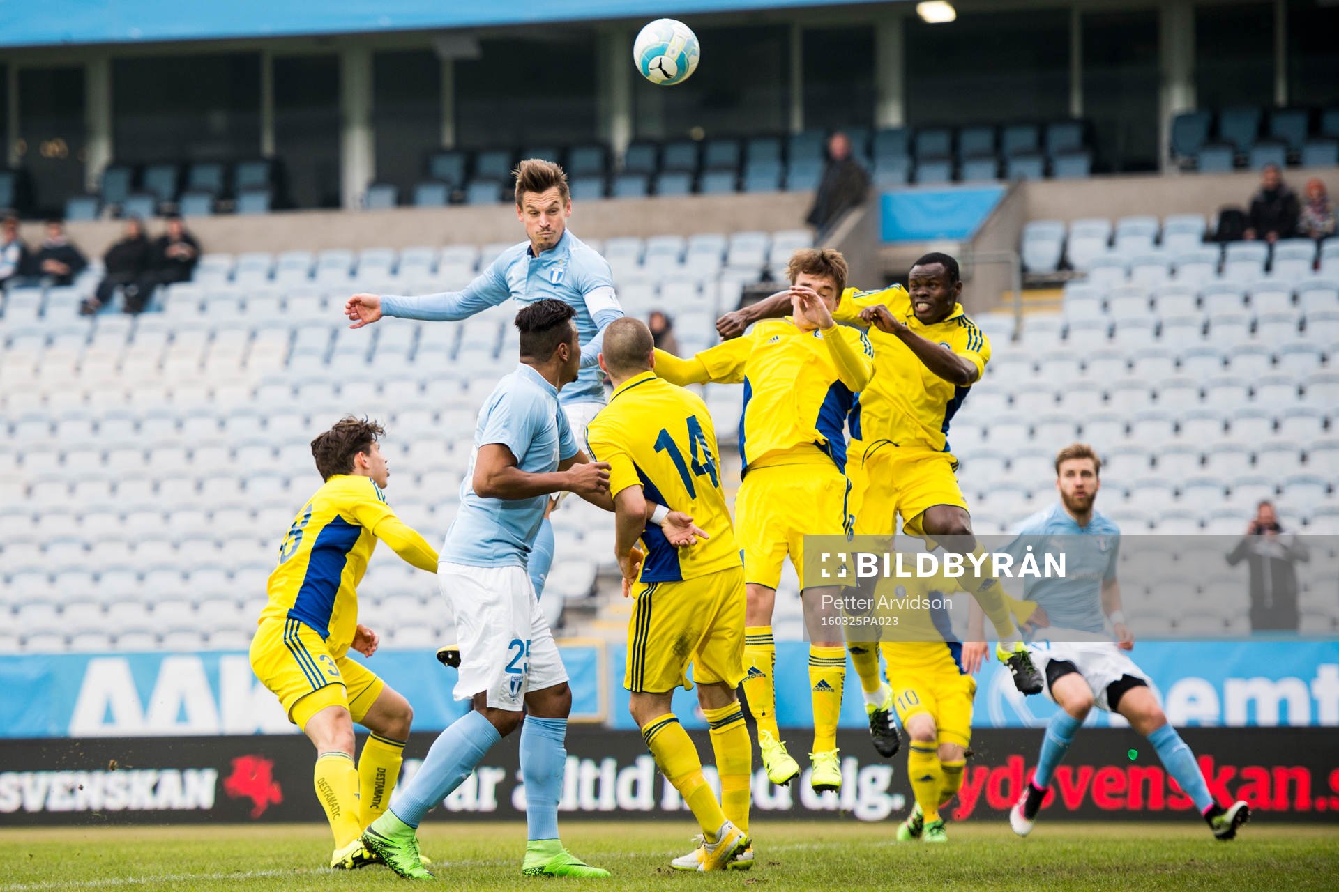 Malmö FFs Markus Rosenberg når högst på en hörna