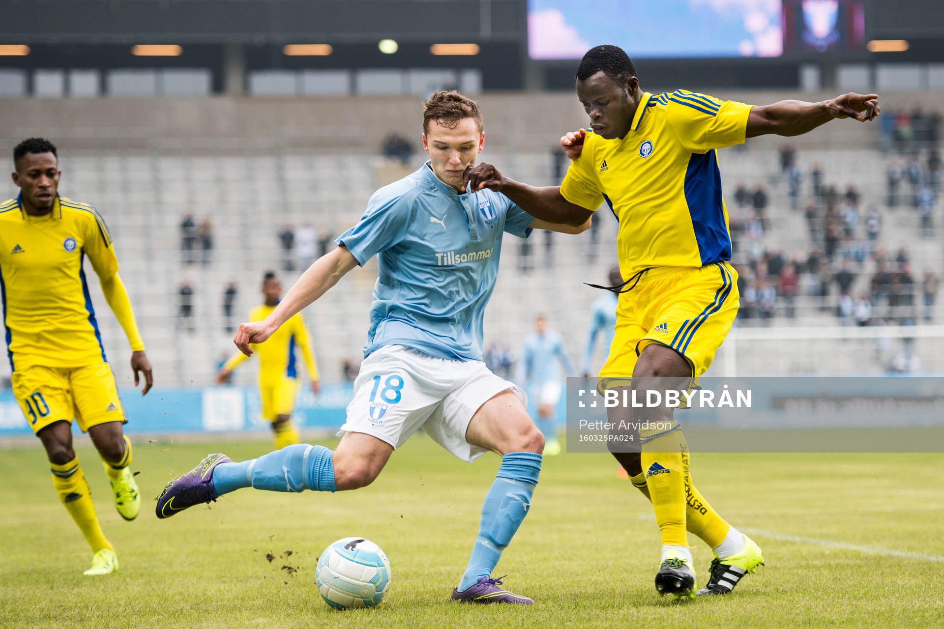 Malmö FFs Piotr Johansson och Helsingfors Taye Taiwo