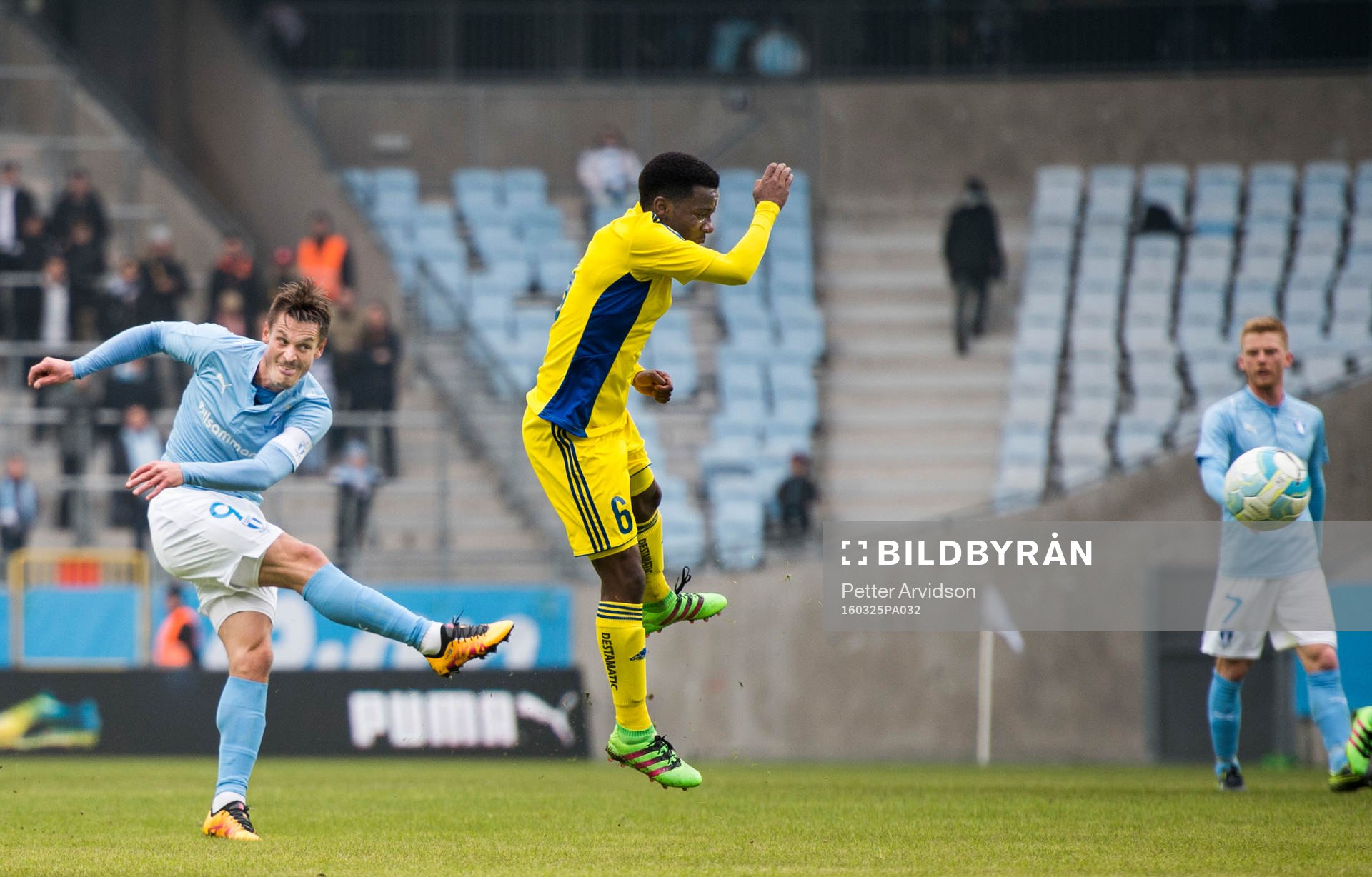 Malmö FFs Markus Rosenberg skjuter in 2-0 målet från
