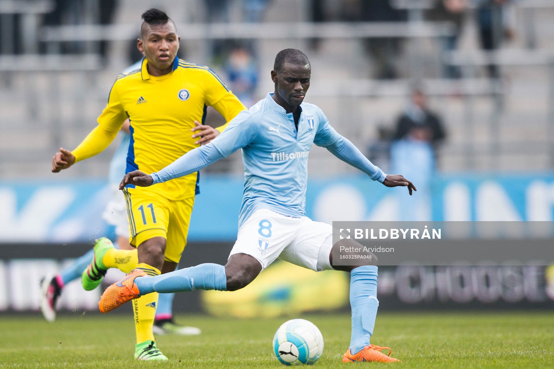 Malmö FFs Enock Kofi Adu och Helsingfors Alfero Morelos