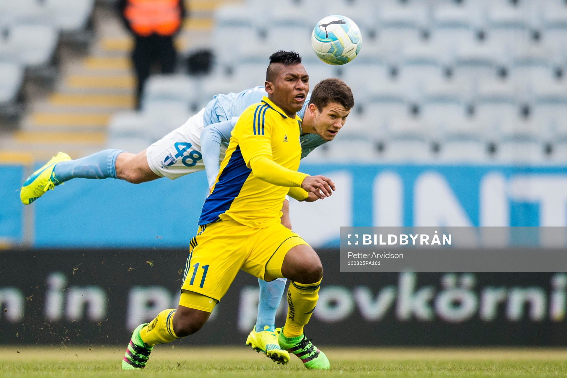 Malmö FFs Mattias Andersson och Helsingfors Alfero Morelos