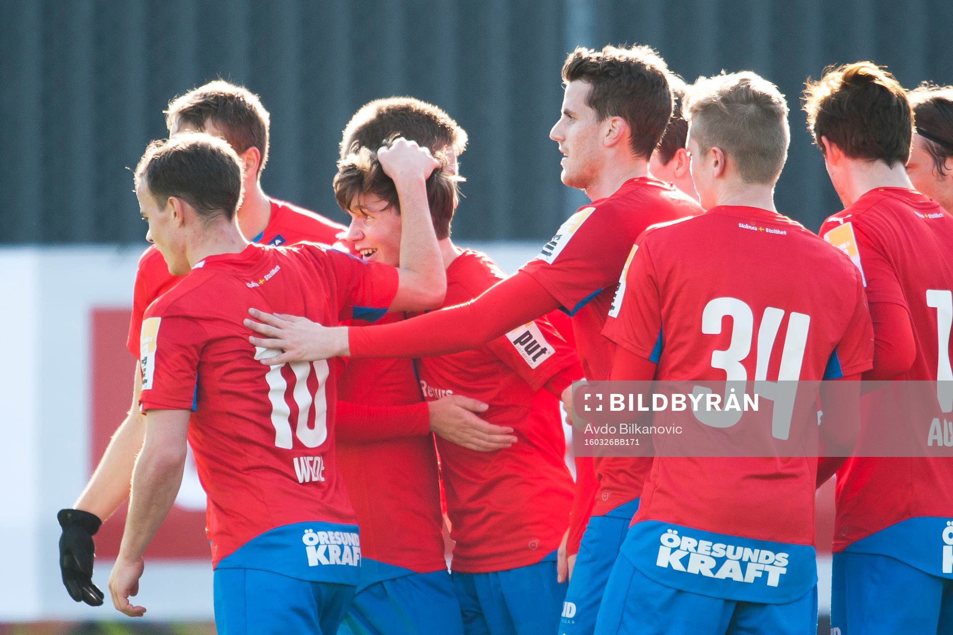 Helsingborgs Max Svensson grattas av medspelare under en träningsmatch i fotboll mellan Helsingborg och Trelleborg den 26 mars 2016 i Helsingborg.