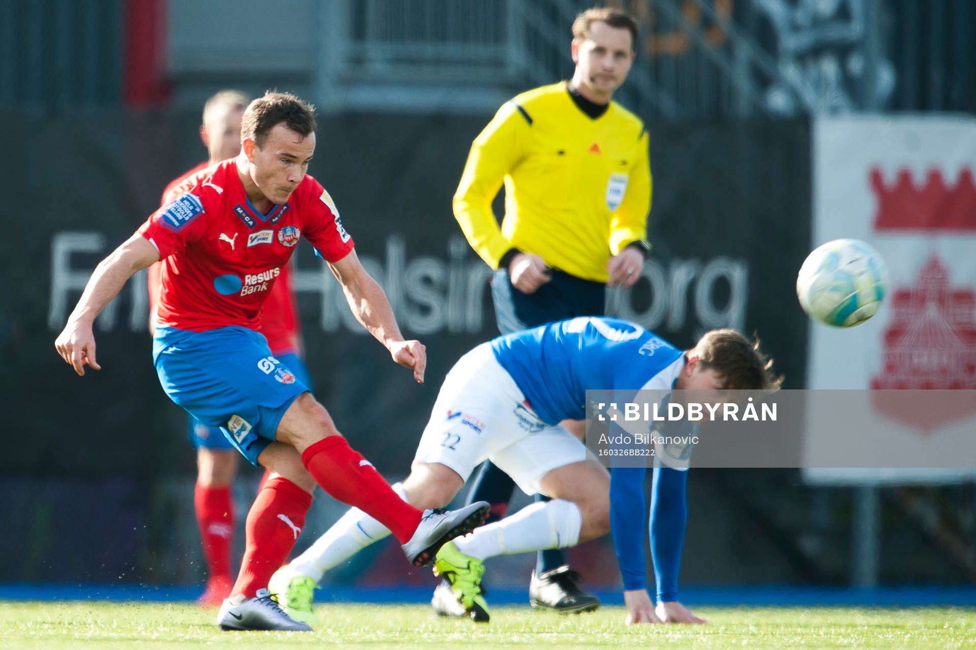 Helsingborgs Anton Wede skjuter