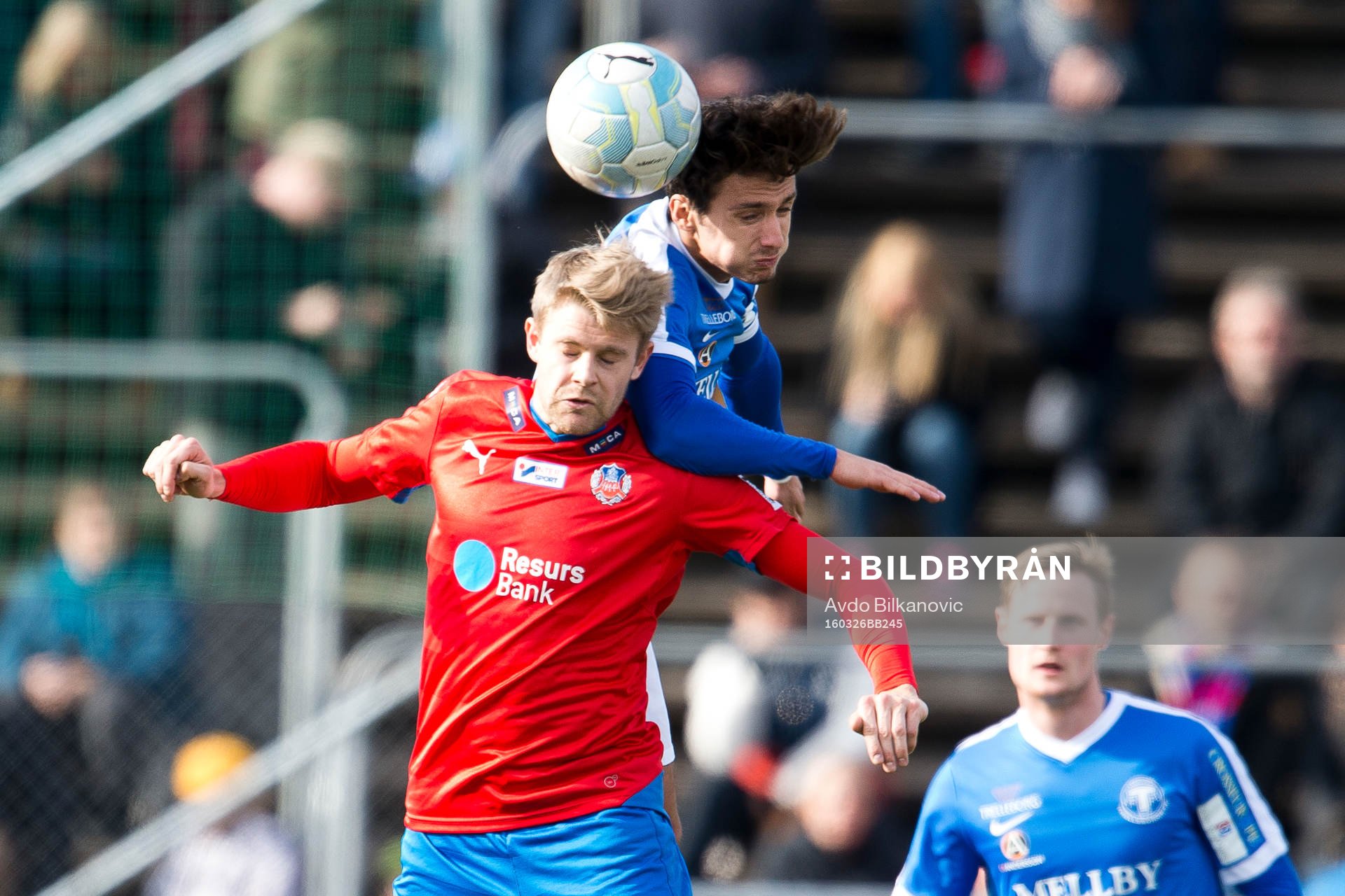 Helsingborgs Viktor Ljung i nickduell med Trelleborgs Furkan Motori under en träningsmatch i fotboll mellan Helsingborg och Trelleborg den 26 mars 2016 i Helsingborg.
