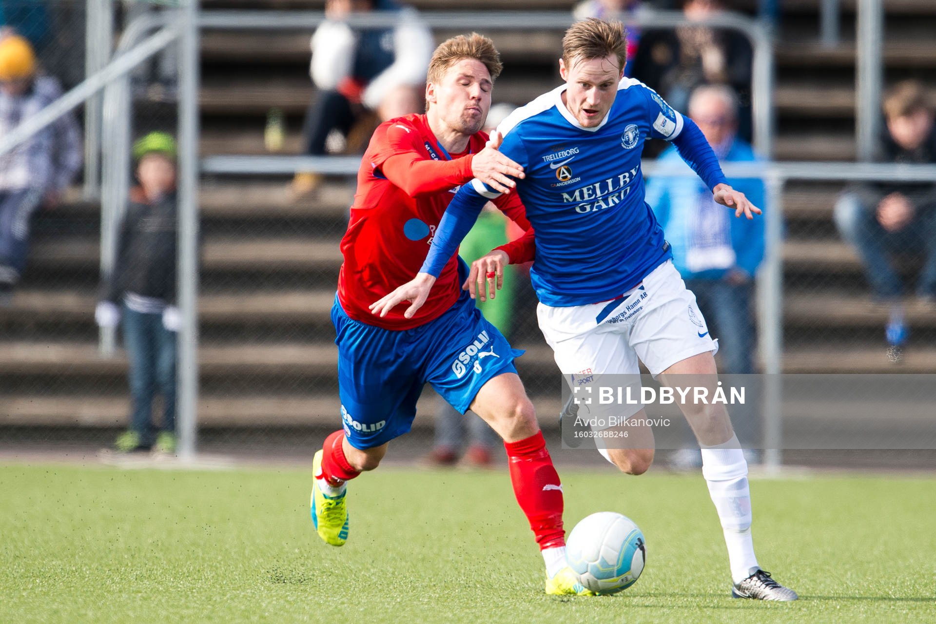 Helsingborgs Martin Christensen försöker få tag på
