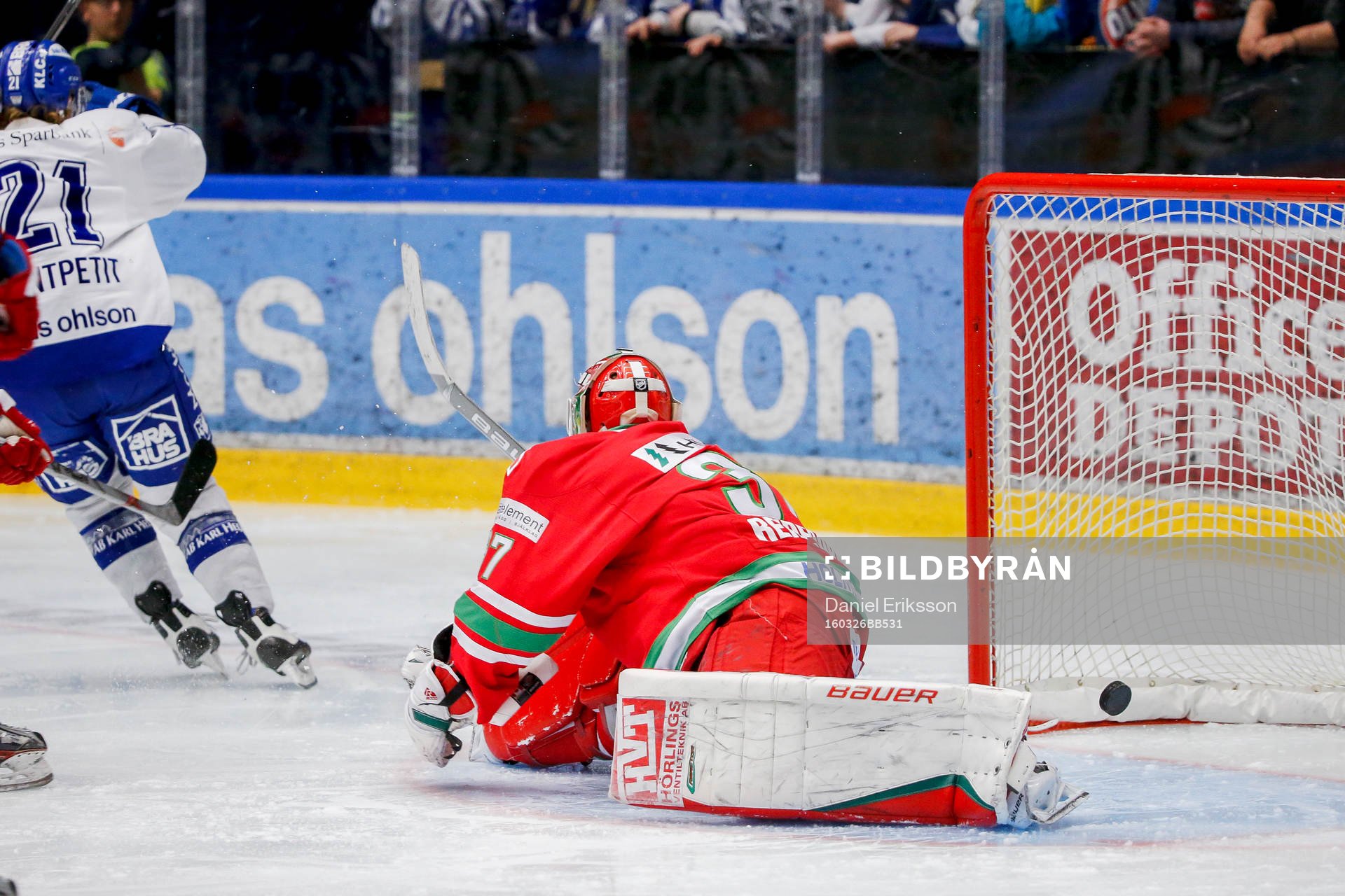 Leksands Brock Montpetit gör 1-0 bakom Modos målvakt Adam