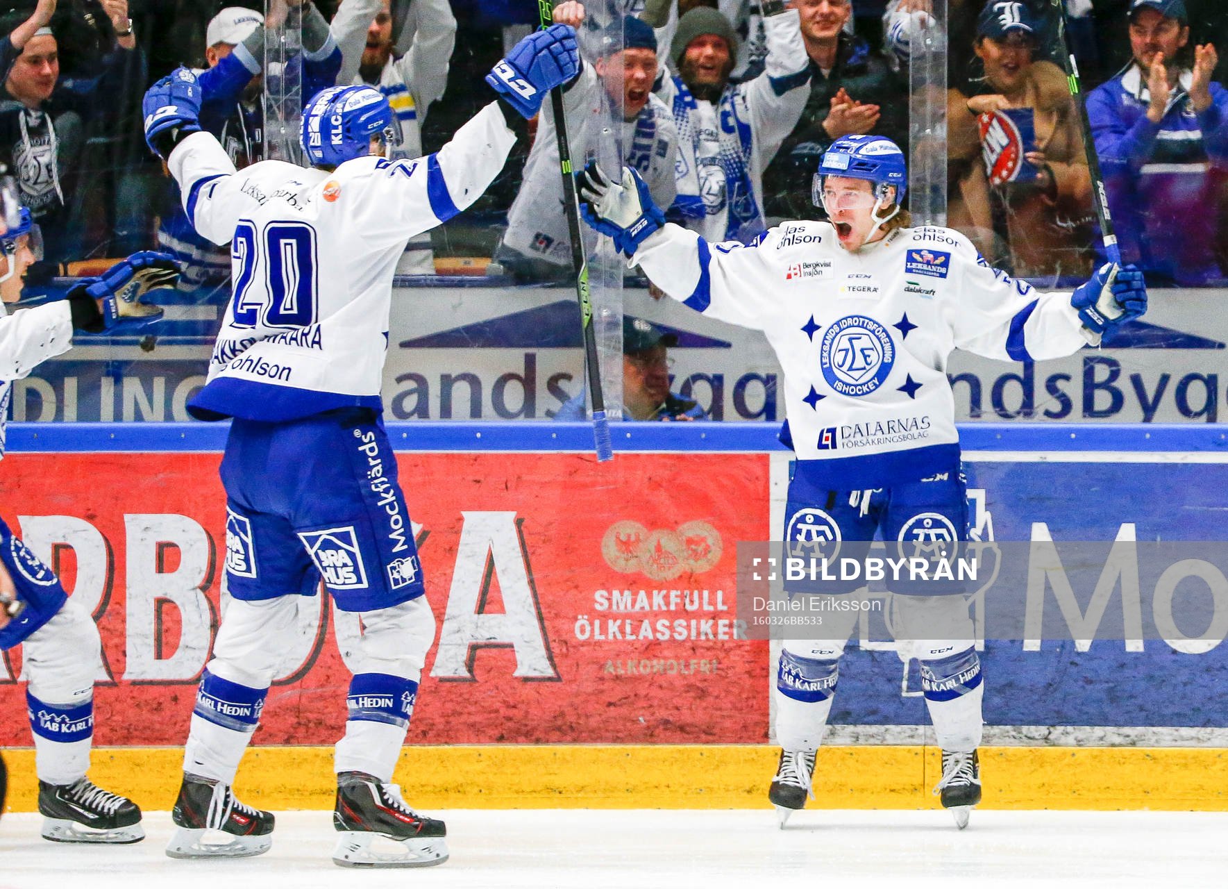 Leksands Tommi Paakkolanvaara och Brock Montpetit jublar