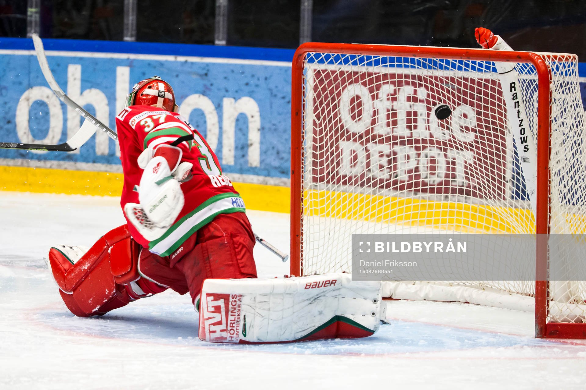 1-0 bakom Modos  målvakt Adam Reideborn  i ishockeymatchen
