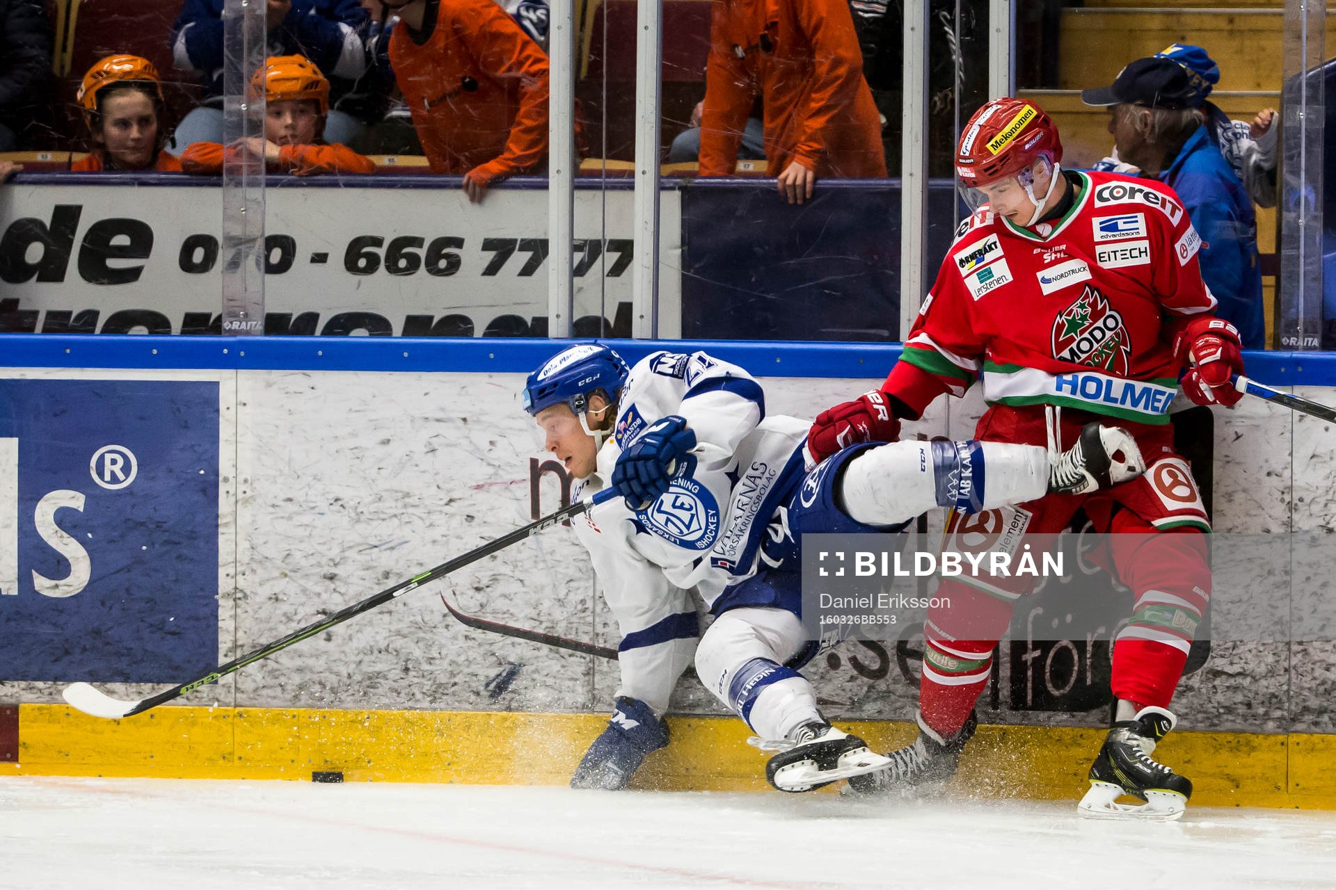 Modos Otso Rantakari tacklar Leksands Brock Montpetit  i