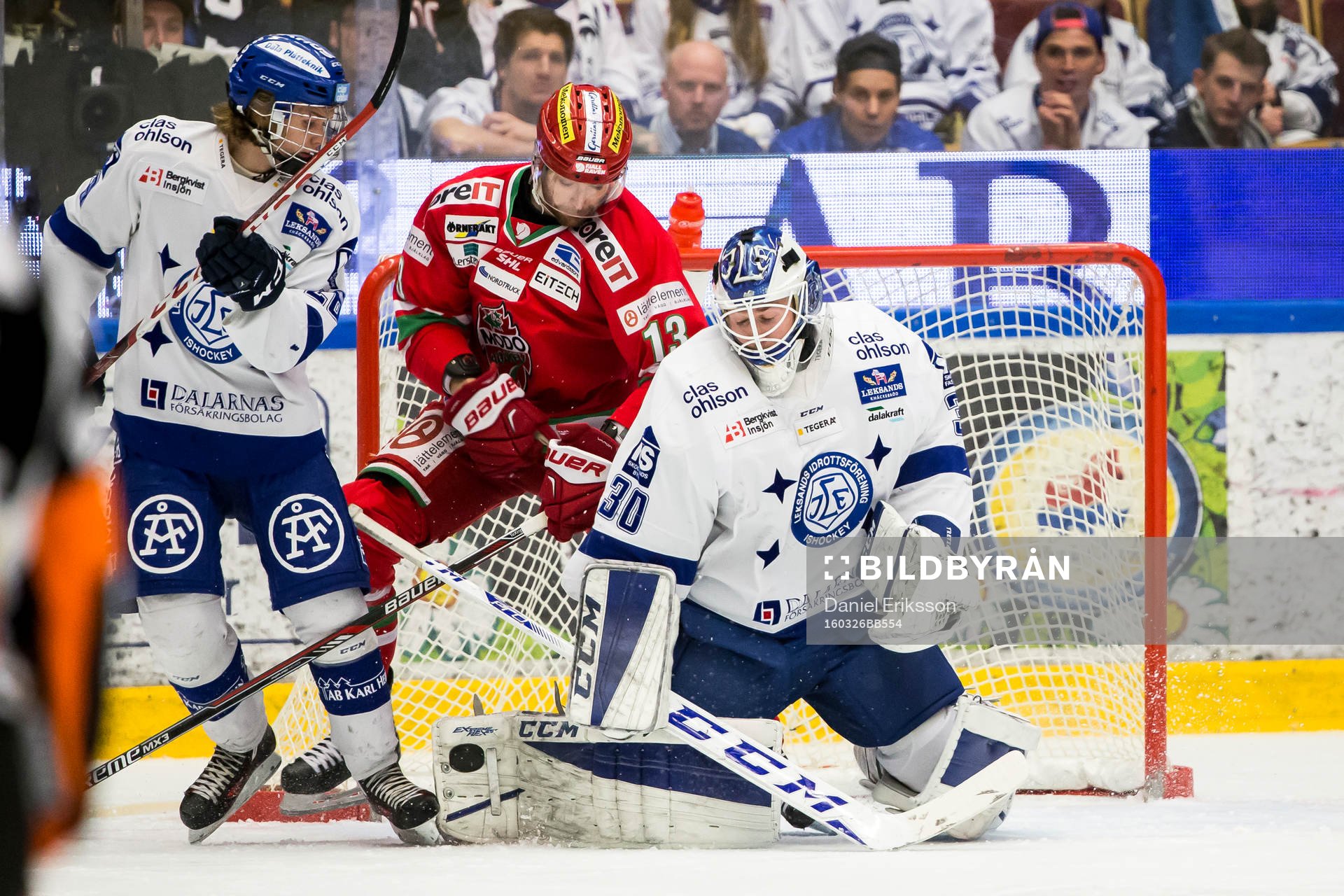 Leksands målvakt Henrik Haukeland räddar Modos Bill