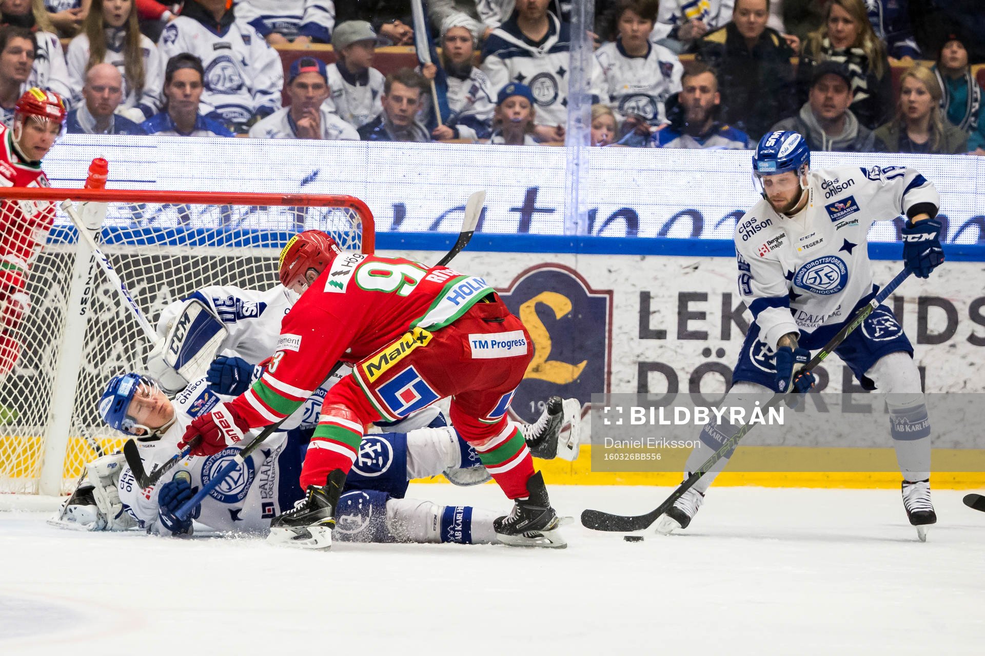 Leksands Daniel Bertov tacklas av Modos Byron Ritchie