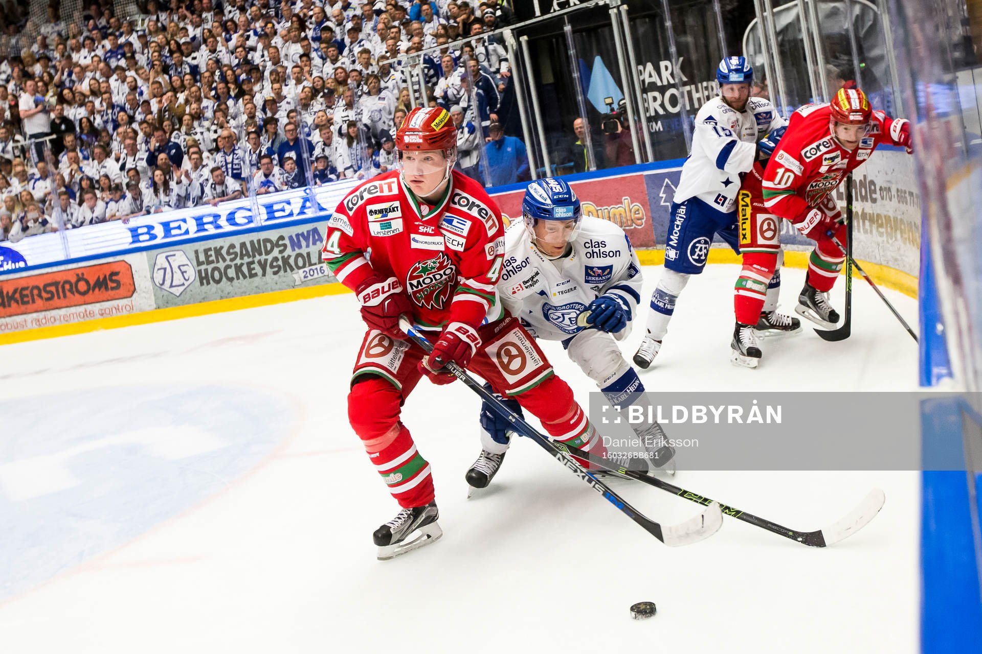 Leksands Daniel Bertov jagar Modos Carl Grundström i