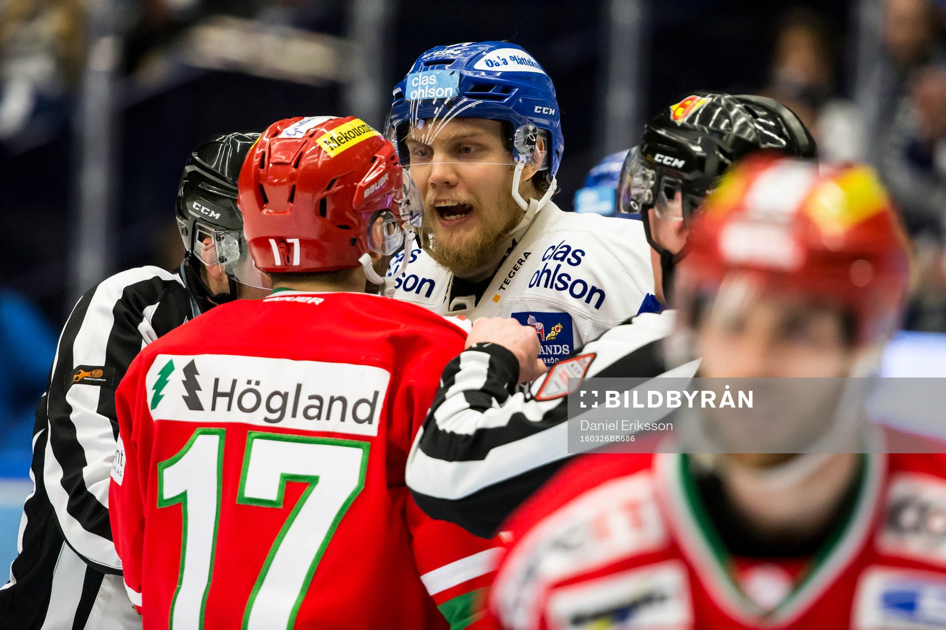 Leksands Lukas Ericsson i diskussion med Modos Patrick