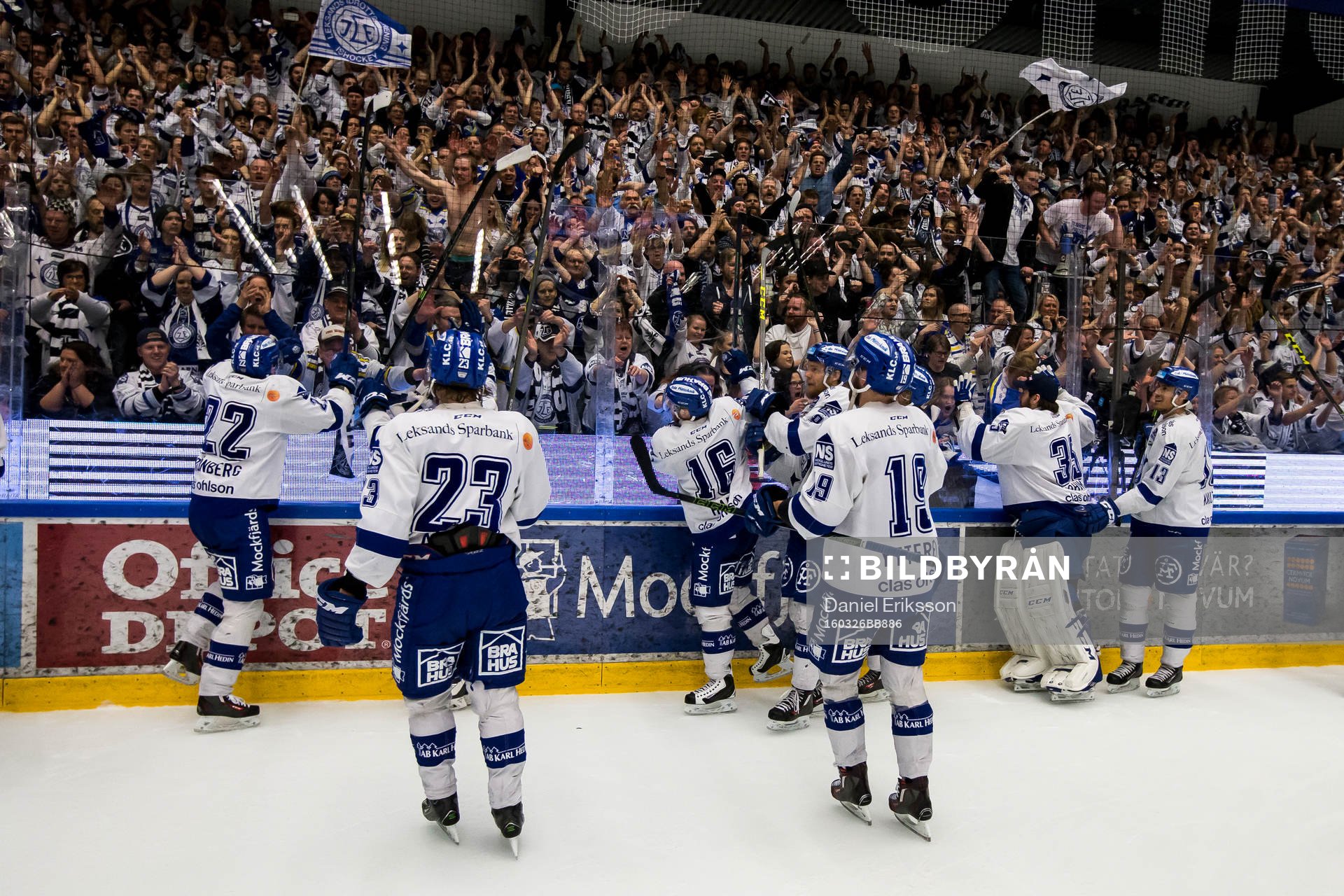 Leksands spelarna jublar framför klacken