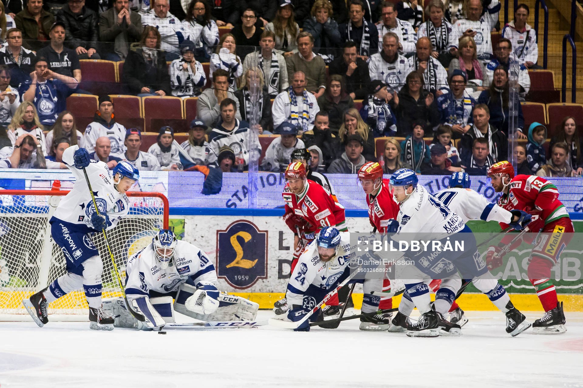 Leksands Daniel Bertov rensar framför Leksands målvakt