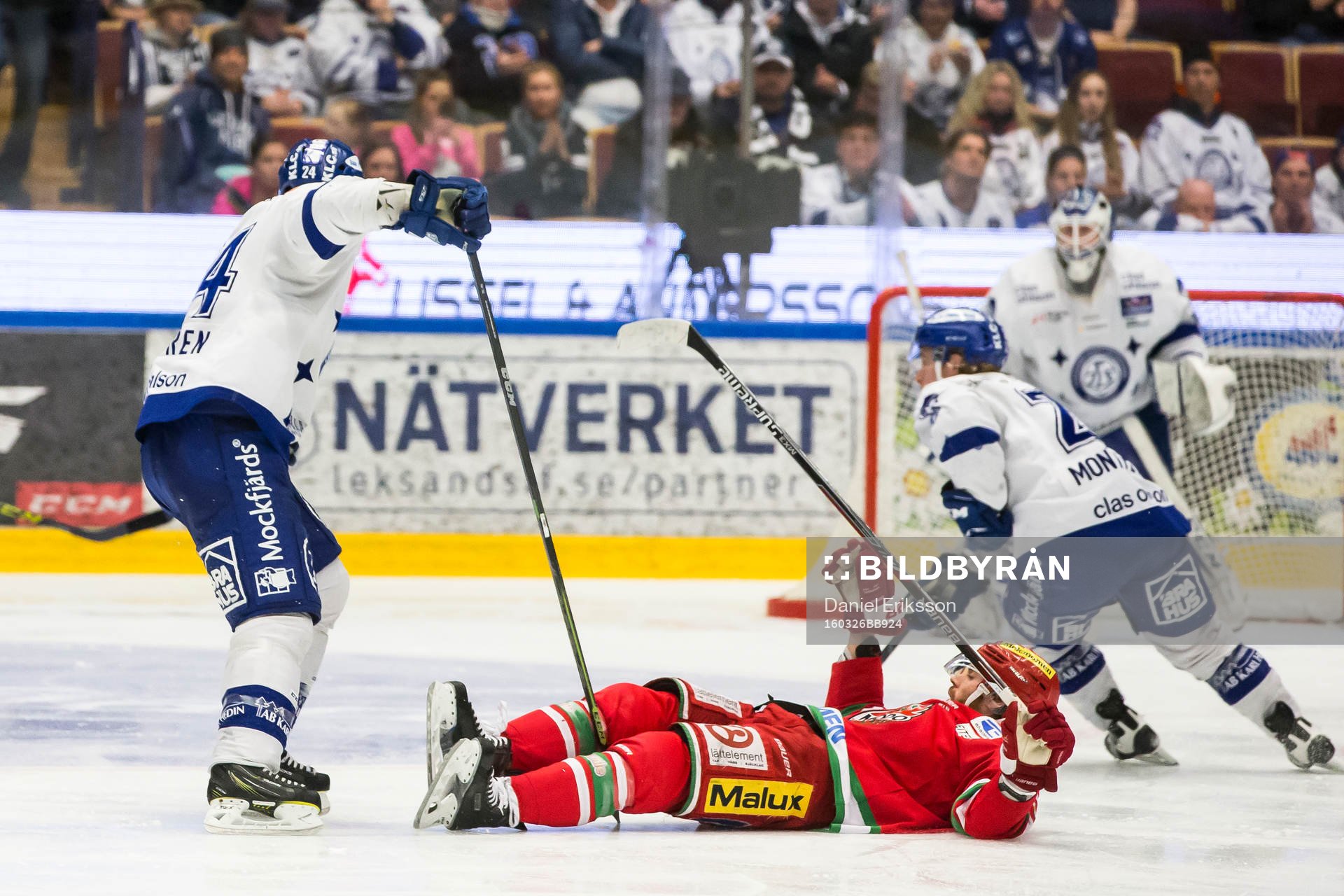 Leksands Jonas Frögren tacklar Modos Bill Thomas  i