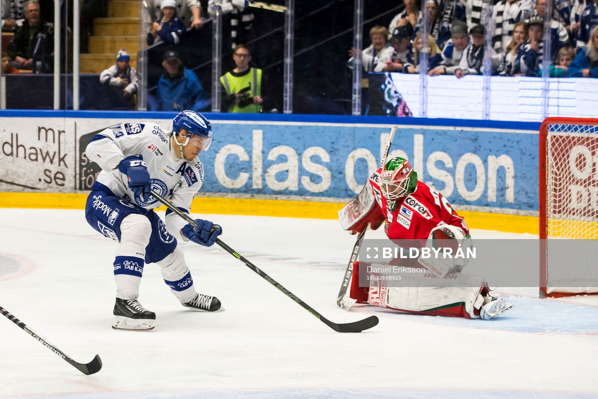 Leksands Jon Knuts gör 2-0 Modos målvakt Adam Reideborn