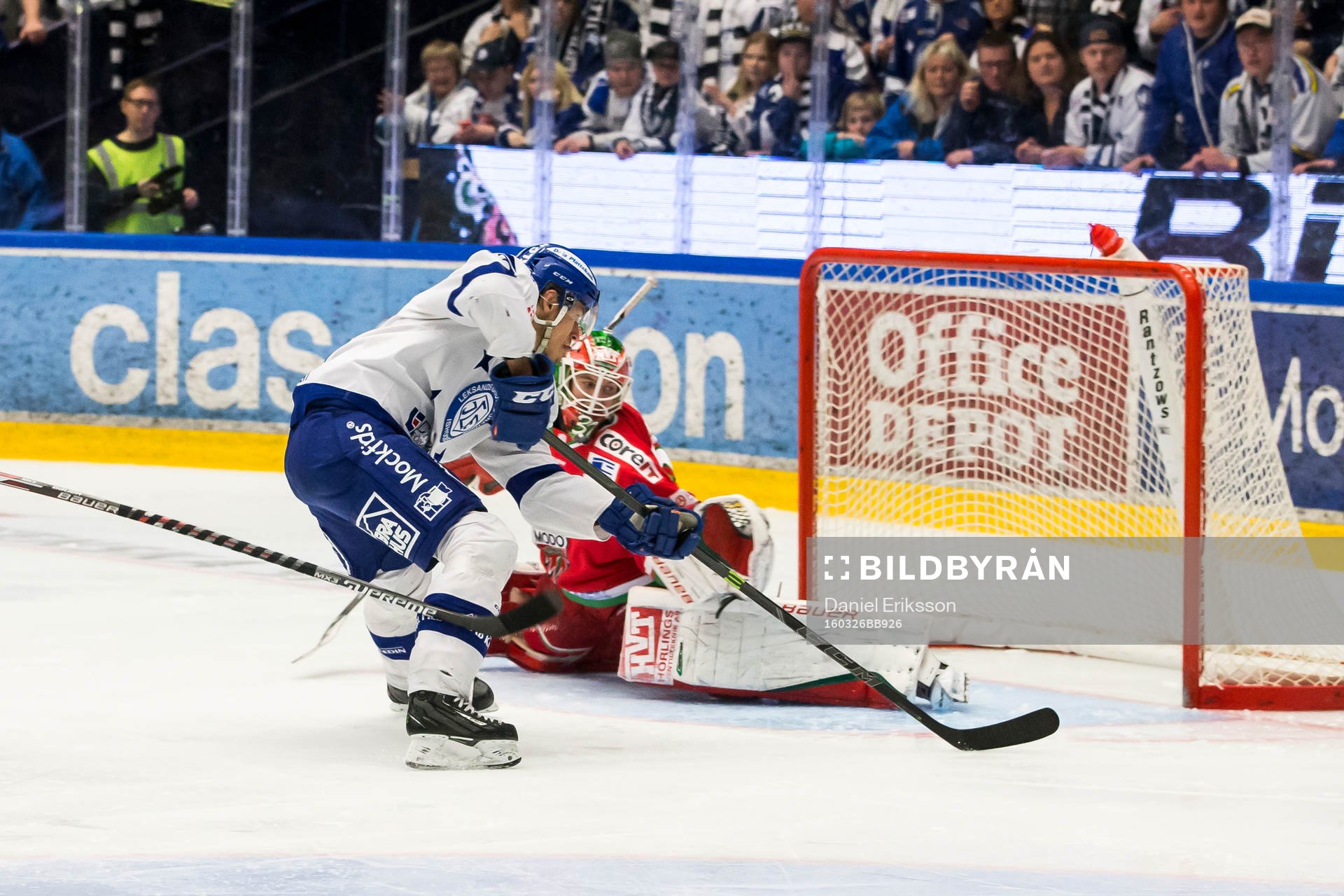 Leksands Jon Knuts gör 2-0 Modos målvakt Adam Reideborn