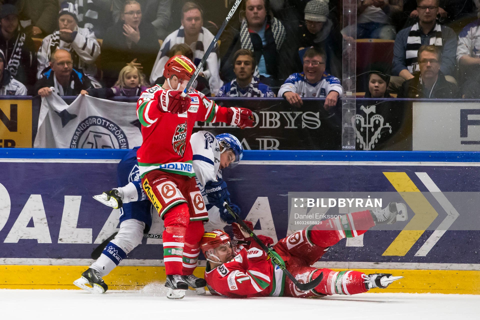 Leksands Oskar Lang tacklas av Modos Carl Grundström på