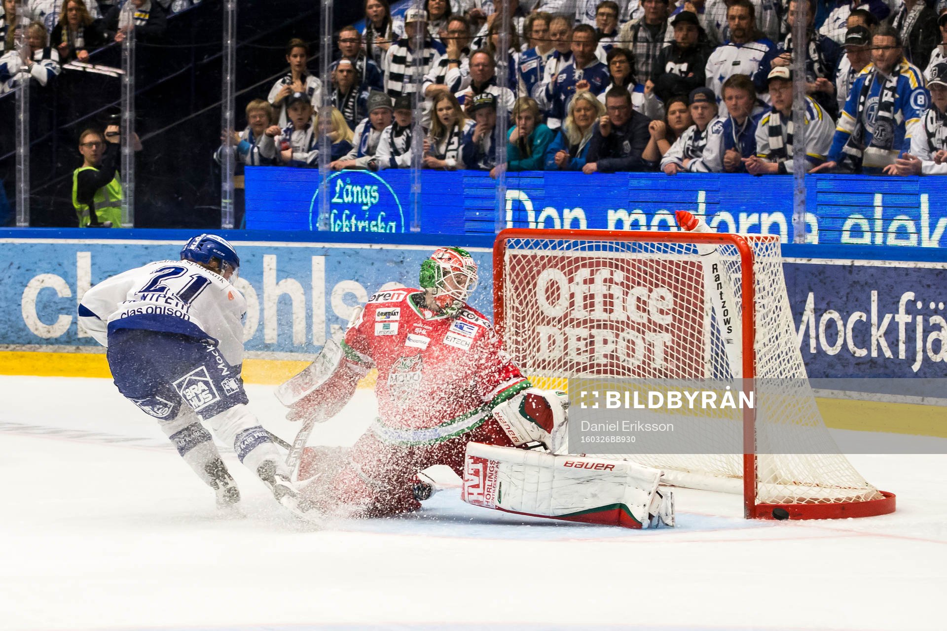 chans för Leksands Brock Montpetit framför Modos målvakt