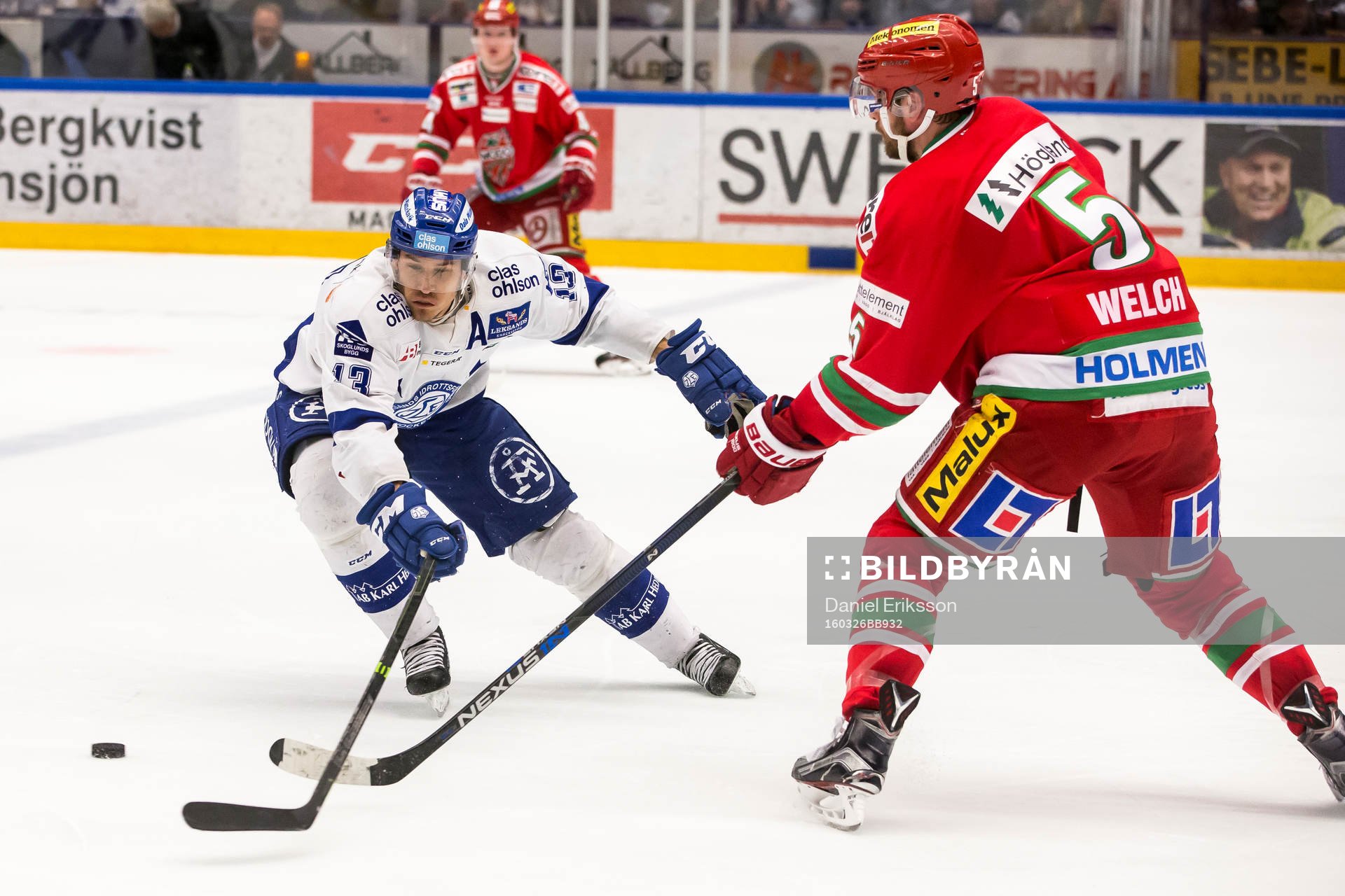 Leksands Jon Knuts i kamp om pucken med Modos Noah Welch  i