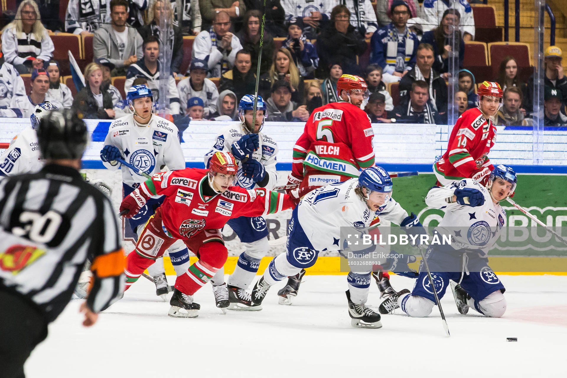 Leksands Brock Montpetit rensar undan framför eget mål