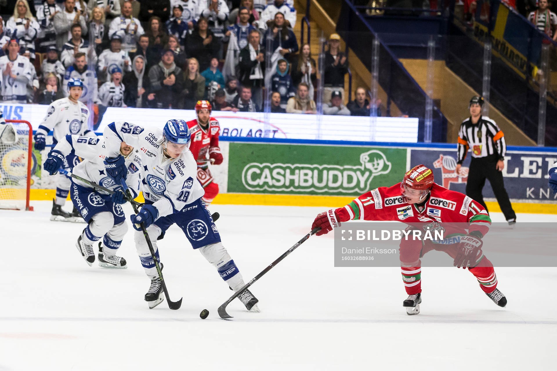 Leksands Anton Karlsson i kamp om pucken Modos Victor