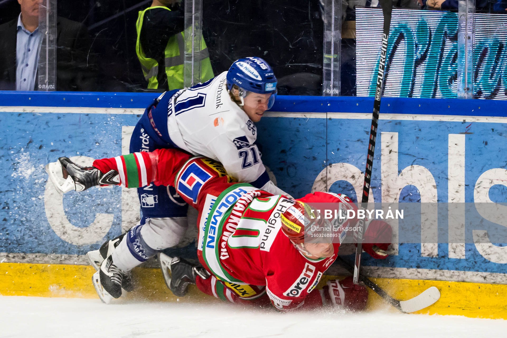 Leksands Brock Montpetit tacklar Modos Joel Kwaitkowski  i
