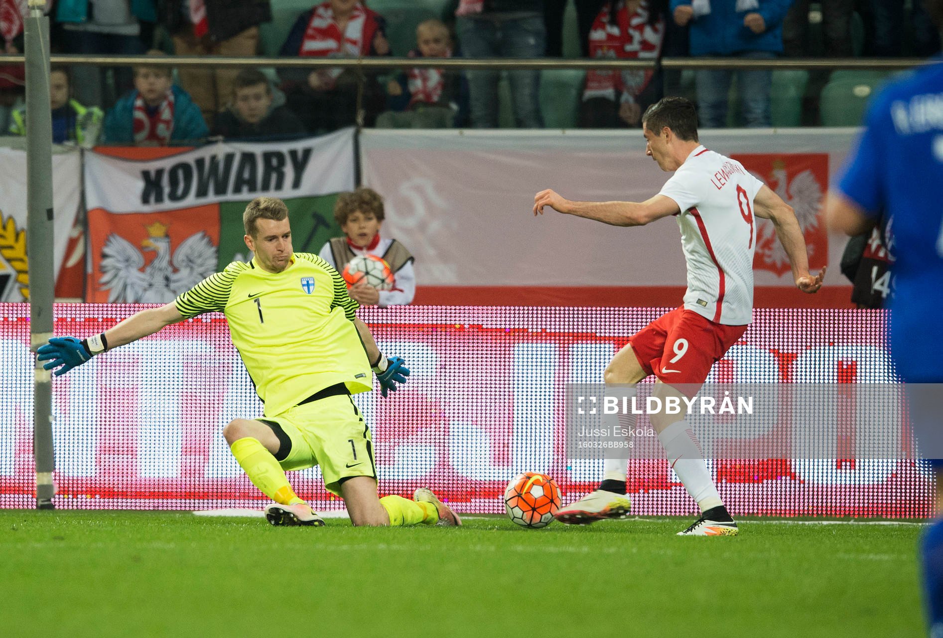 Finlands målvakt Lukas Hradecky och Polens Robert Lewandowski under fotbollslandskampen mellan Polen och Finland den 26 mars 2016 i Wroclaw.