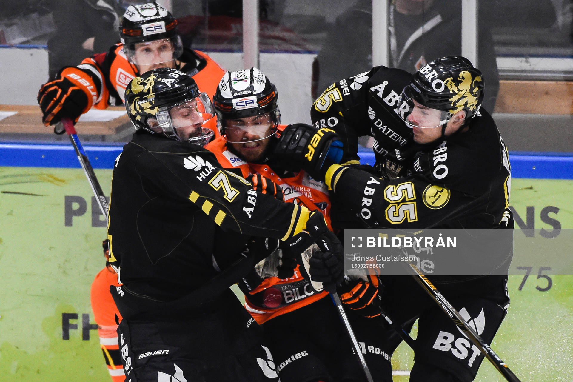 s Daniel Olsson Trkulja och AIK:s Simon Fredriksson
