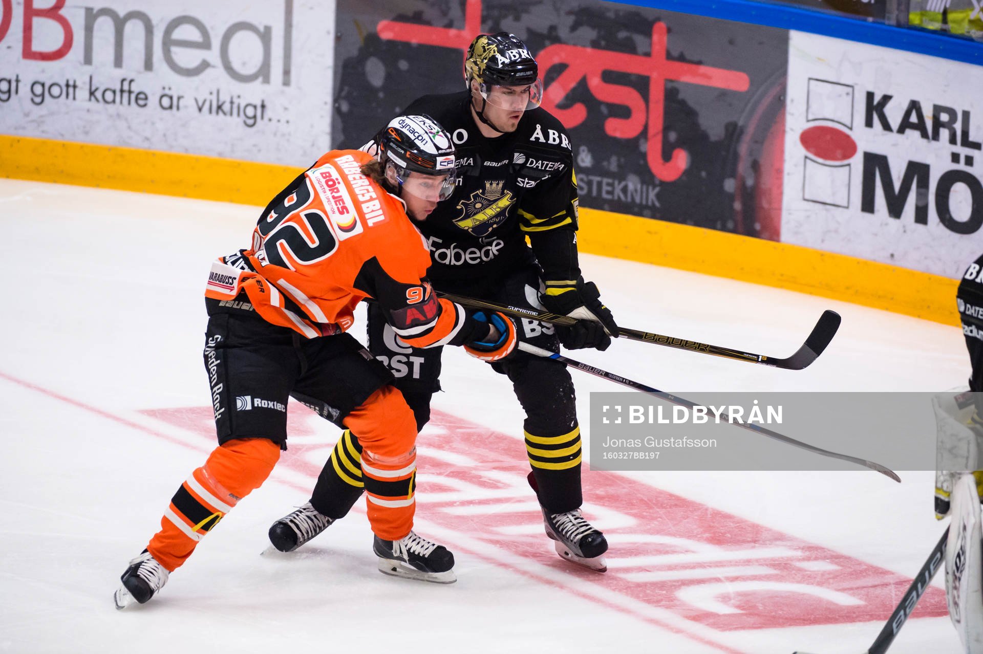 Karlskronas Jesper Olofsson i kamp om pucken