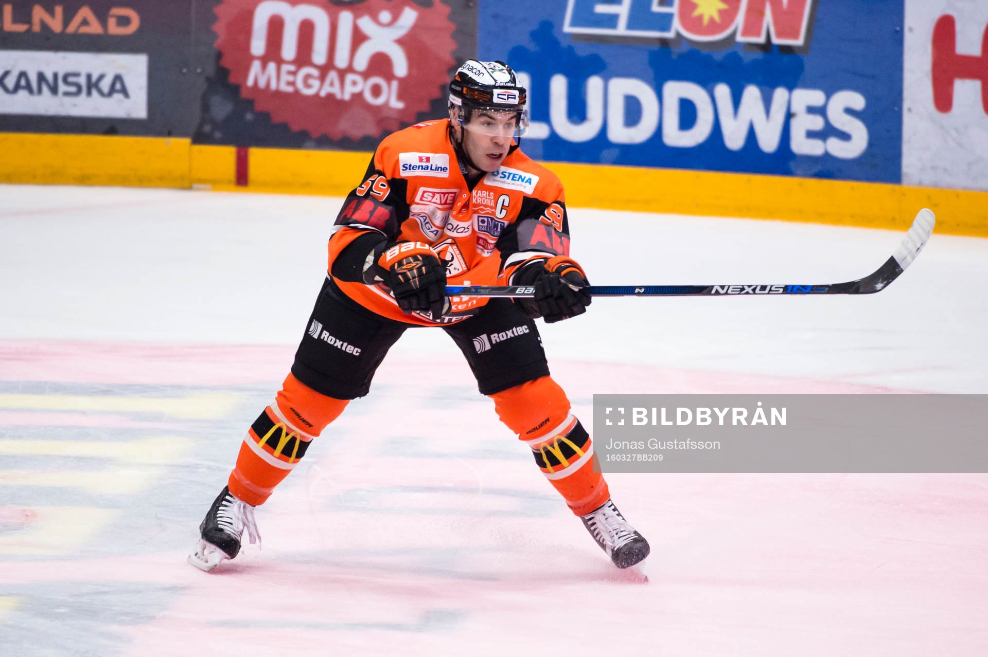 Karlskronas Julien Brouillette slår en passning