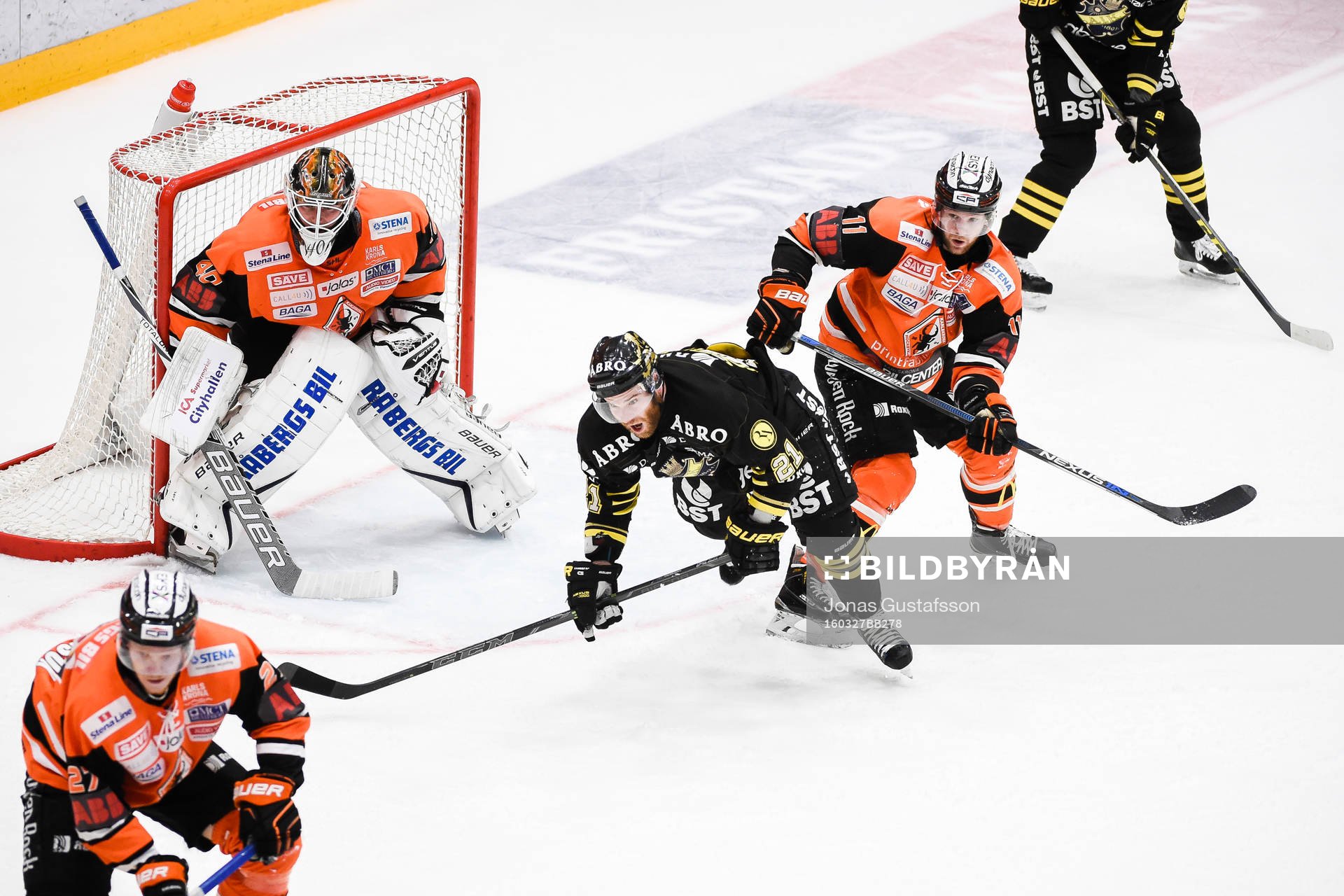 s Christian Sandberg och Karlskronas Robin Persson framför
