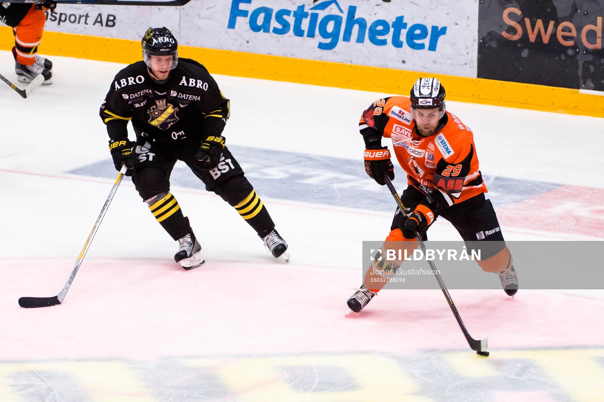 Karlskronas Alexander Viklund med pucken