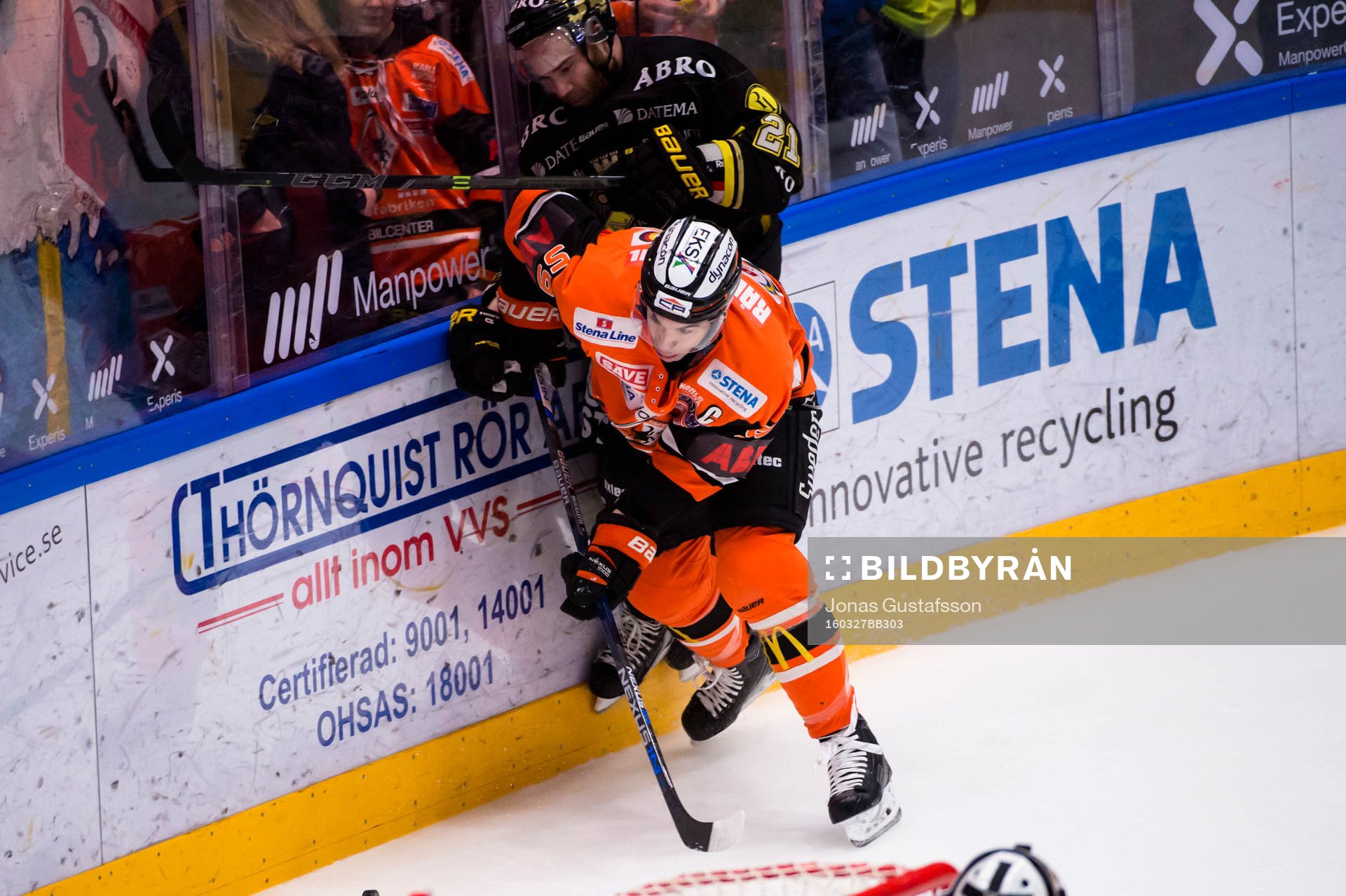 Karlskronas Julien Brouillette gen en spelare en tacklin
