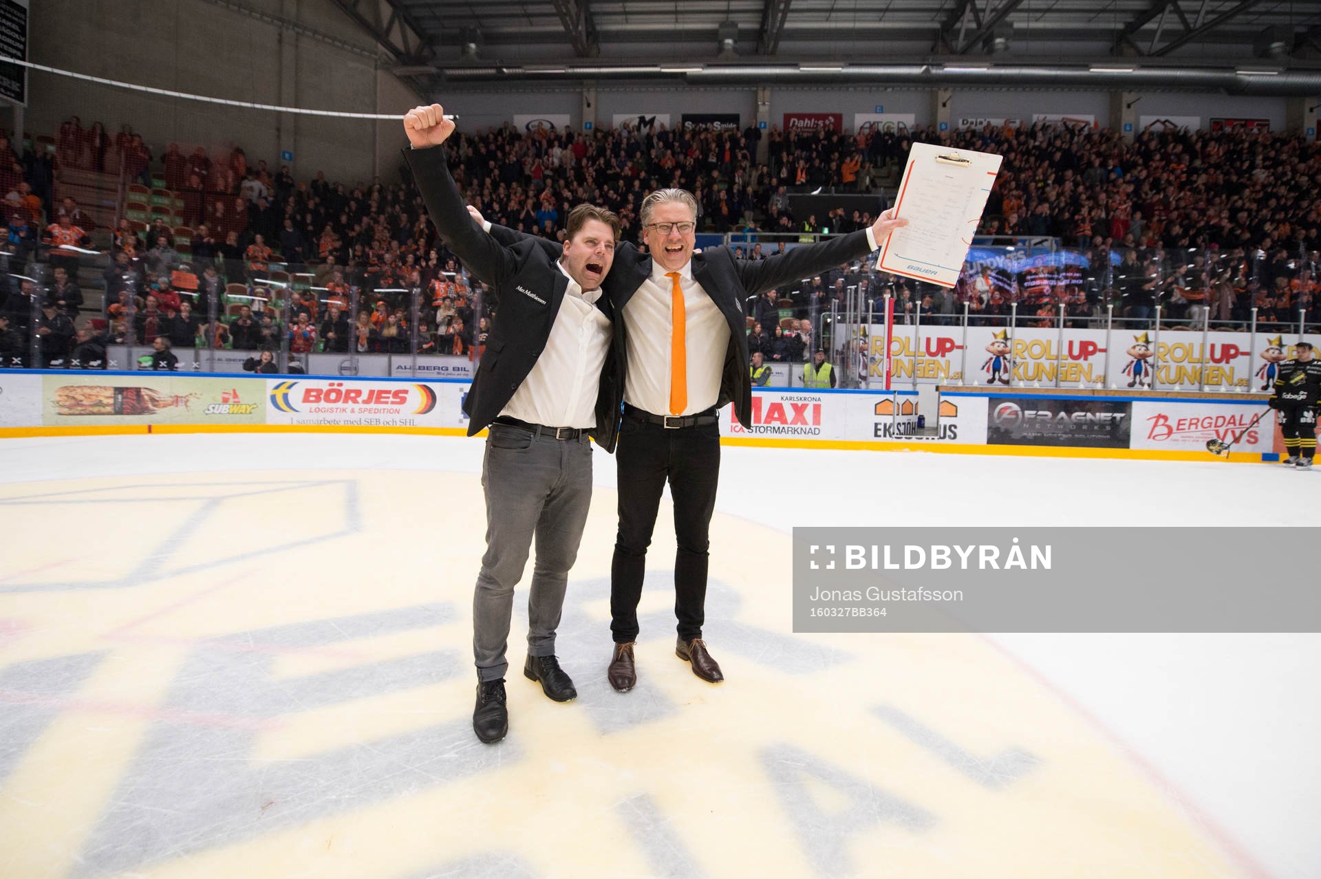 Karlskronas tränare Per Hånberg och Ove Molin jublar