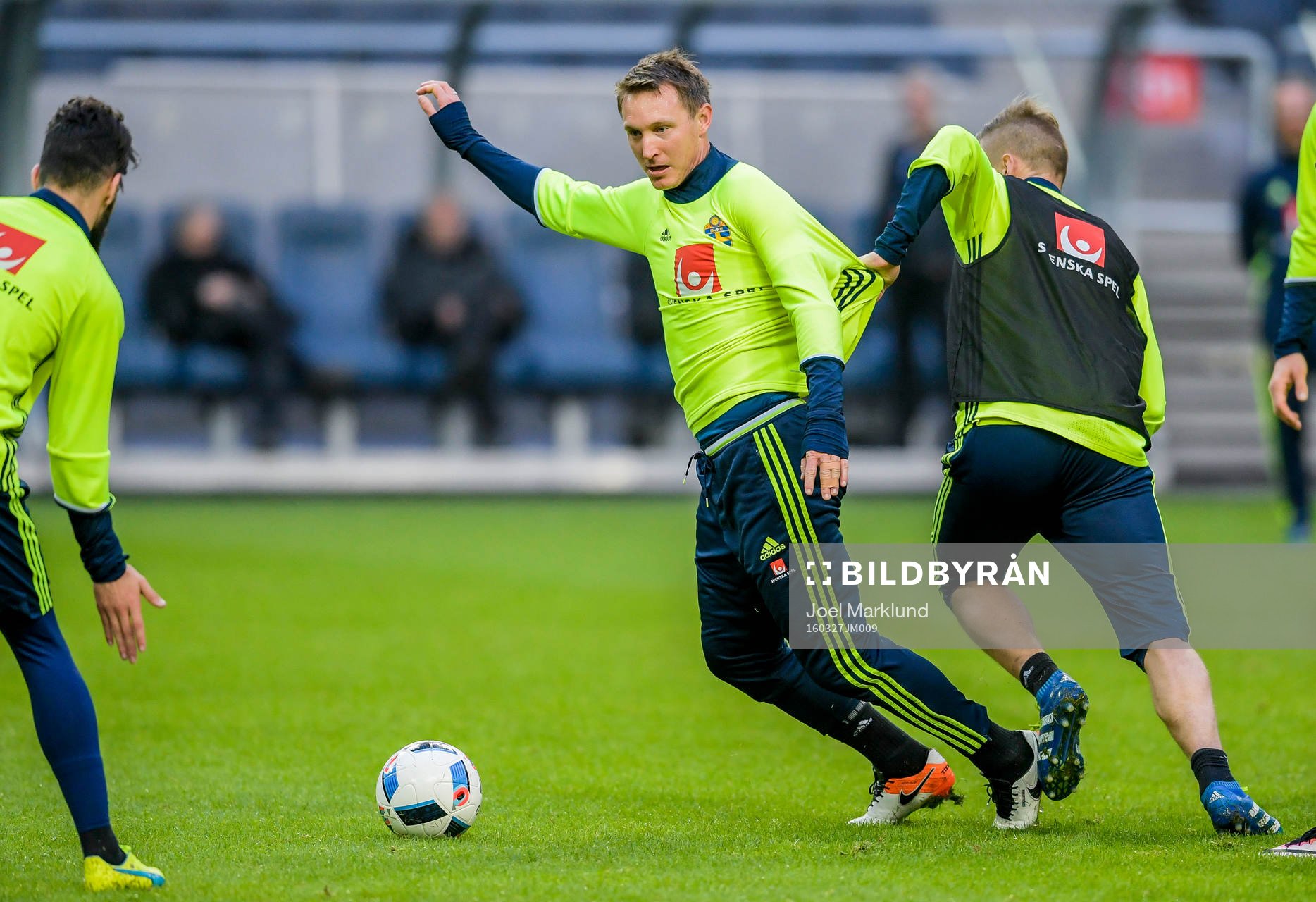 Kim Källström och Pontus Wernbloom i en närkamp