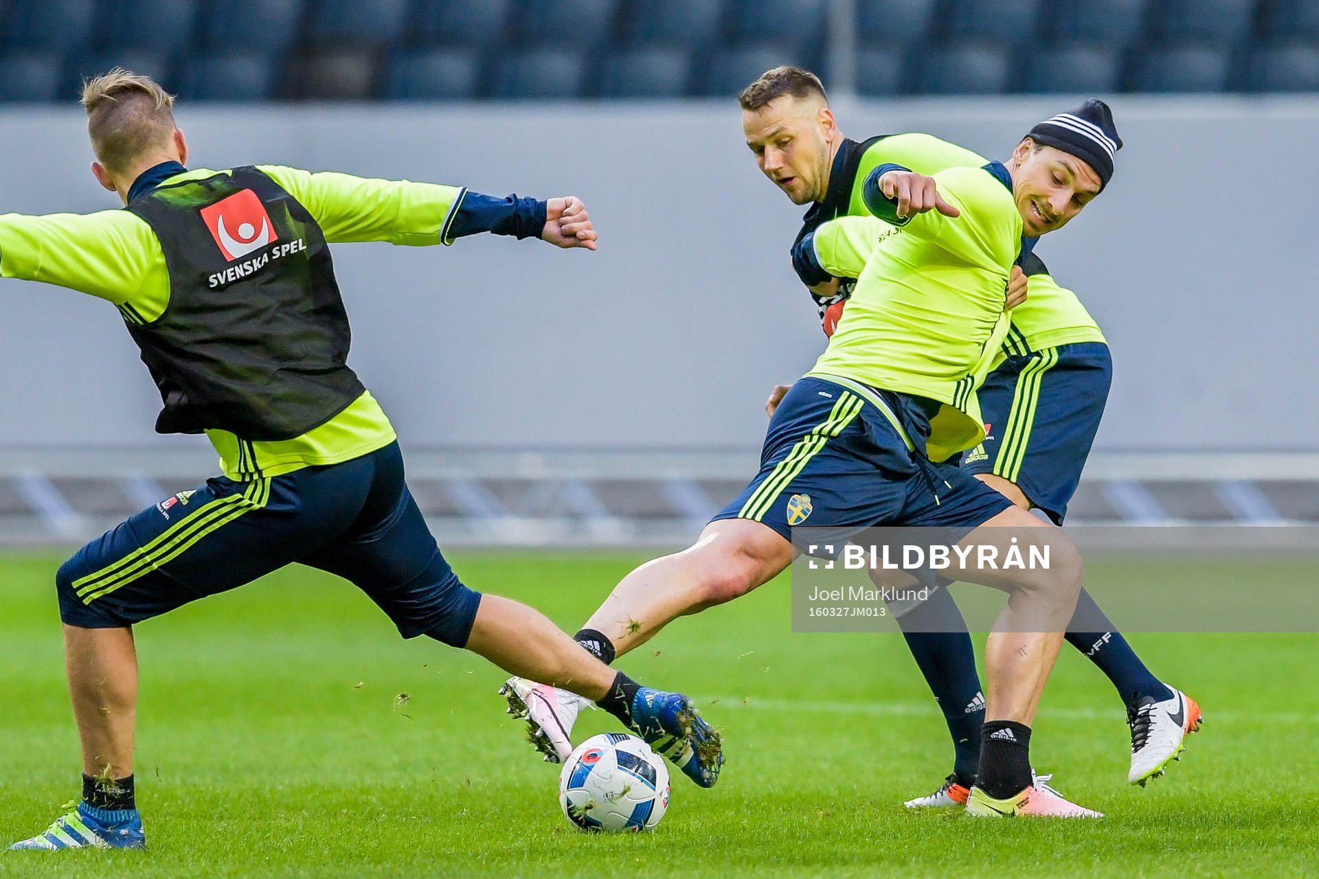 Zlatan Ibrahimovic i en duell med Pontus Wernbloom och Alexander Milosevic under Sveriges fotbollslandslags träning den 27 mars 2016 i Stockholm.