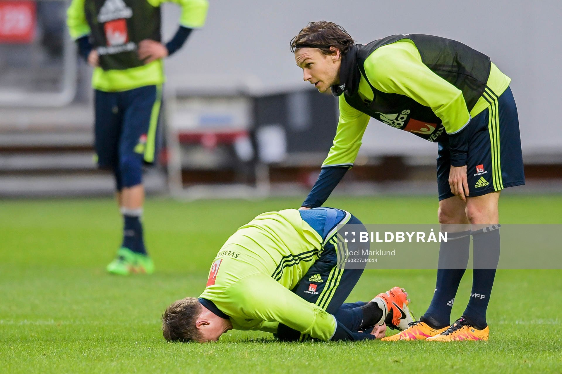Albin Ekdal tillsammans med Kim Källström som har ont efter en situation med Pontus Wernbloom, ej i bild, under Sveriges fotbollslandslags träning den 27 mars 2016 i Stockholm.