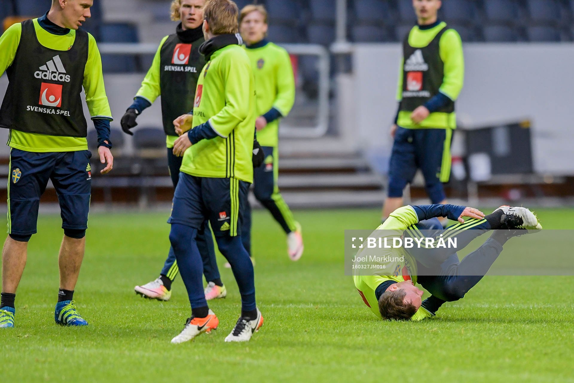 Kim Källström har ont efter en situation med Pontus Wernbloom, t.v, under Sveriges fotbollslandslags träning den 27 mars 2016 i Stockholm.
