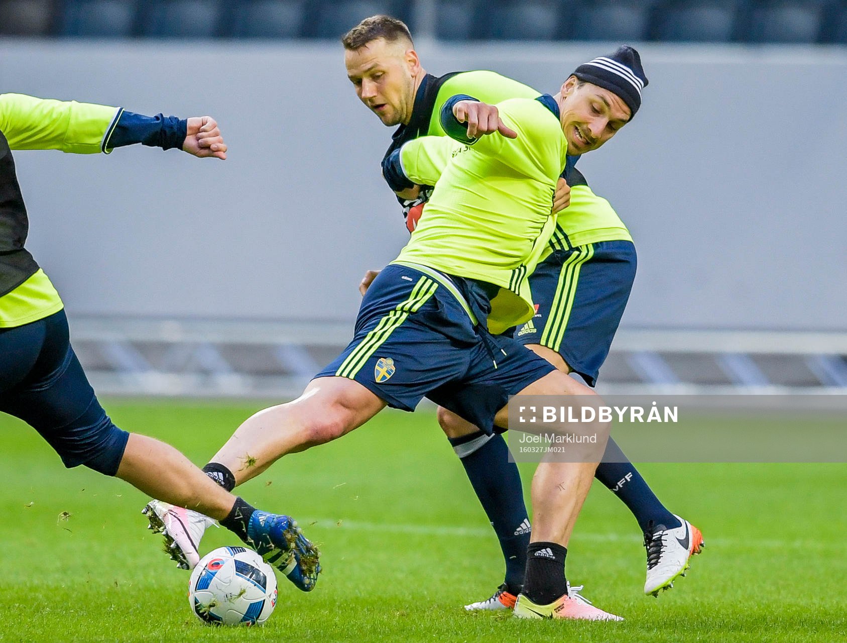 Zlatan Ibrahimovic i en duell med Alexander Milosevic under Sveriges fotbollslandslags träning den 27 mars 2016 i Stockholm.
