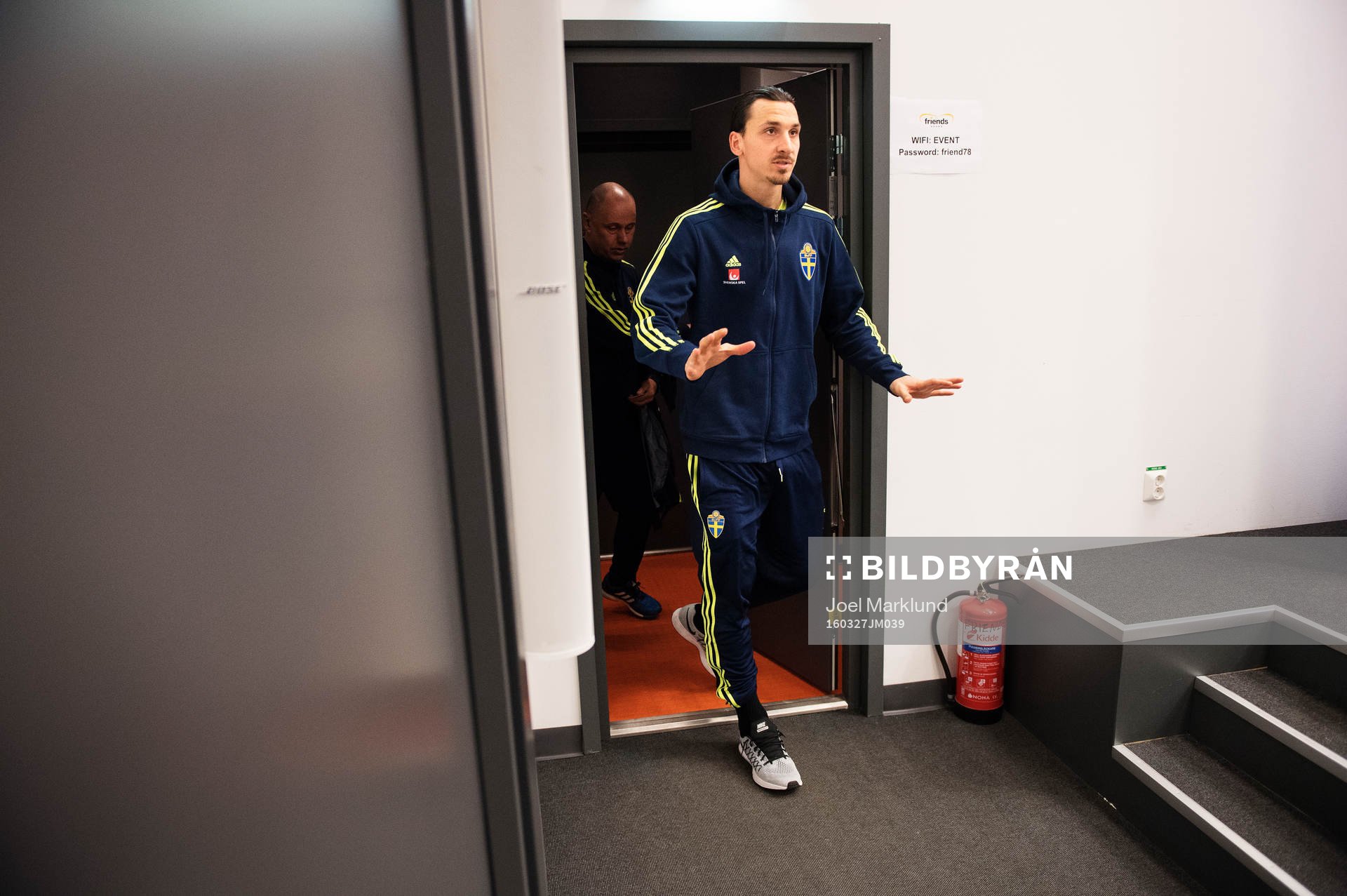 Zlatan Ibrahimovic på väg in till en presskonferens