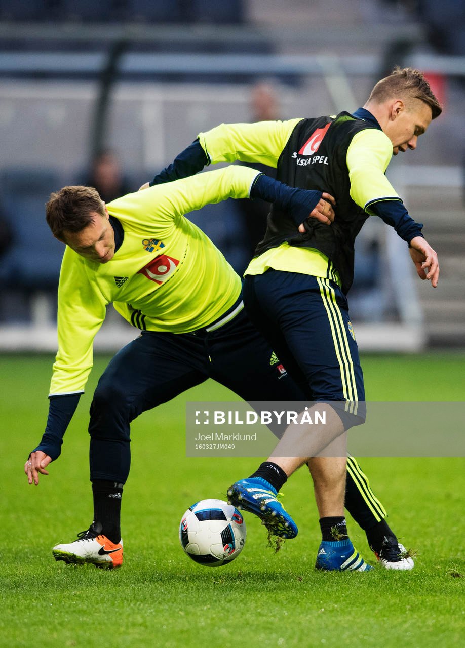 Kim Källström och Pontus Wernbloom i en närkamp
