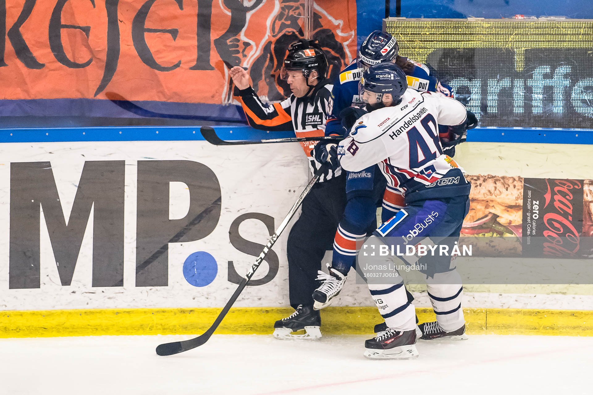 Linköpings Daniel Rahimi tacklar Växjös Ville Leino in i