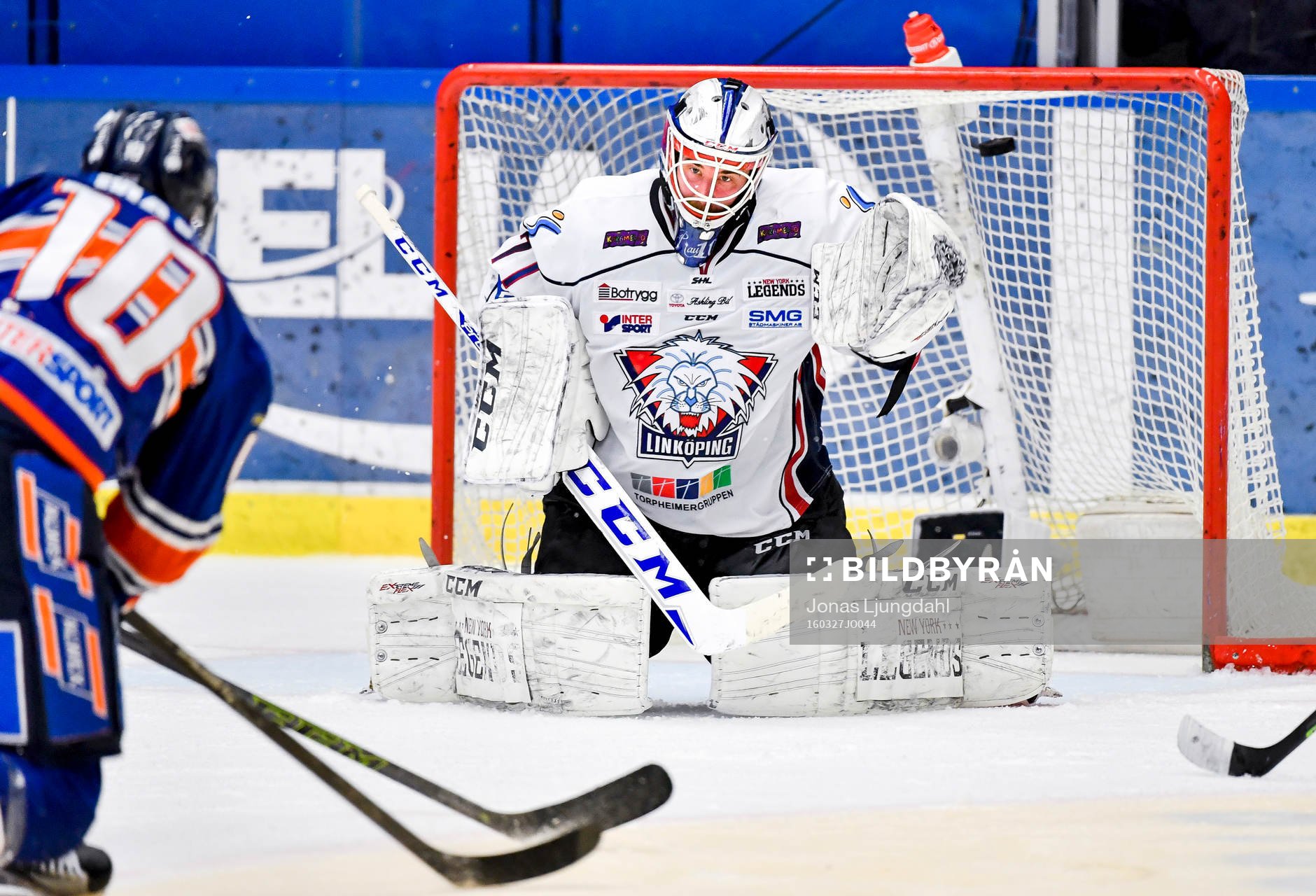 Växjös Richard Gynge görr 1-1 bakom Linköpings målvakt