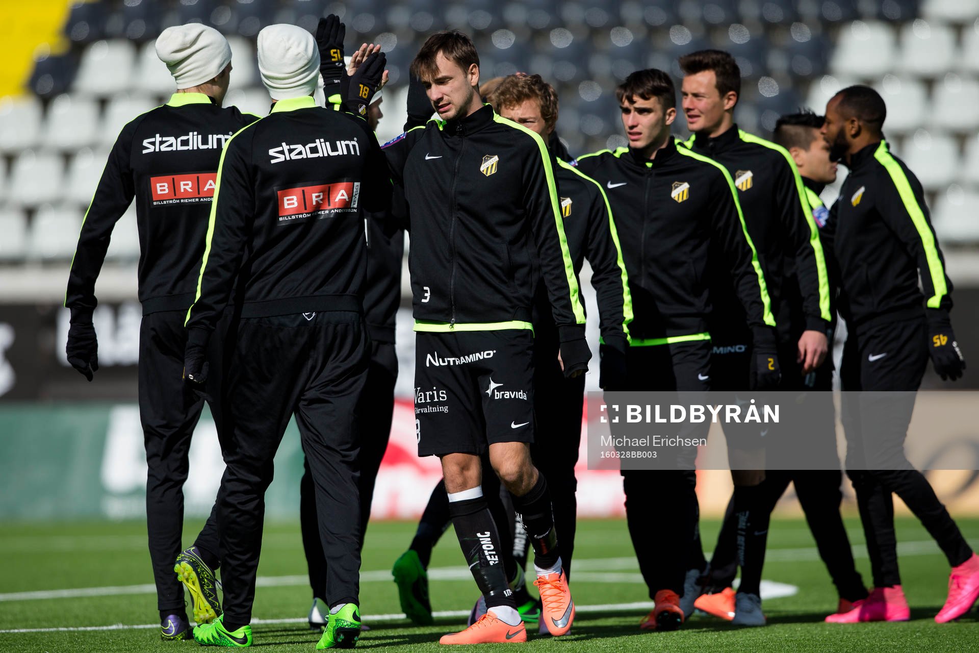 Häcken värmer upp innan en träningsmatch i fotboll