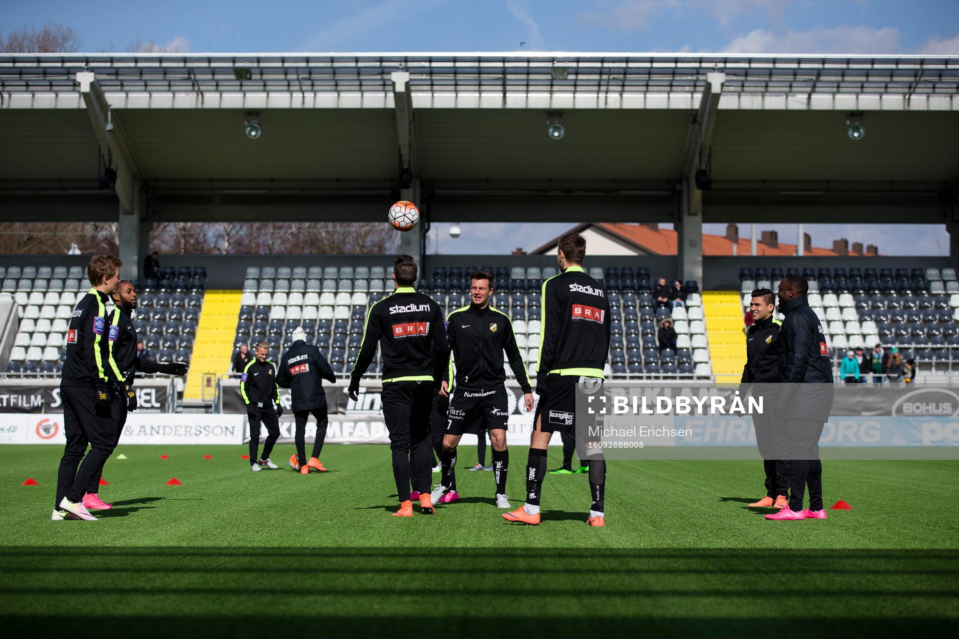 Häcken värmer upp innan en träningsmatch i fotboll
